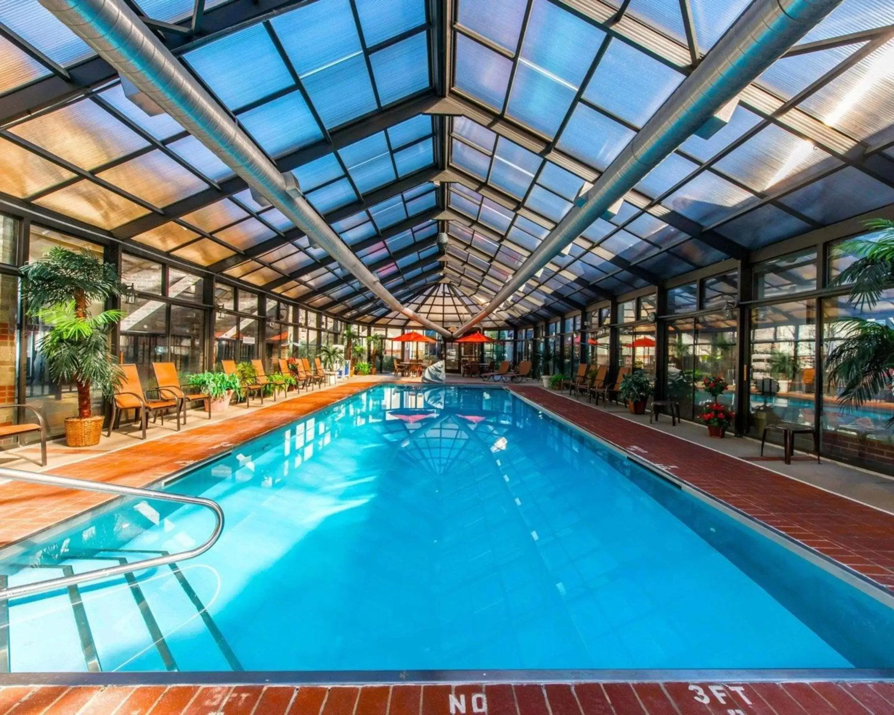 On site, Swimming Pool in Comfort Inn & Suites Erie