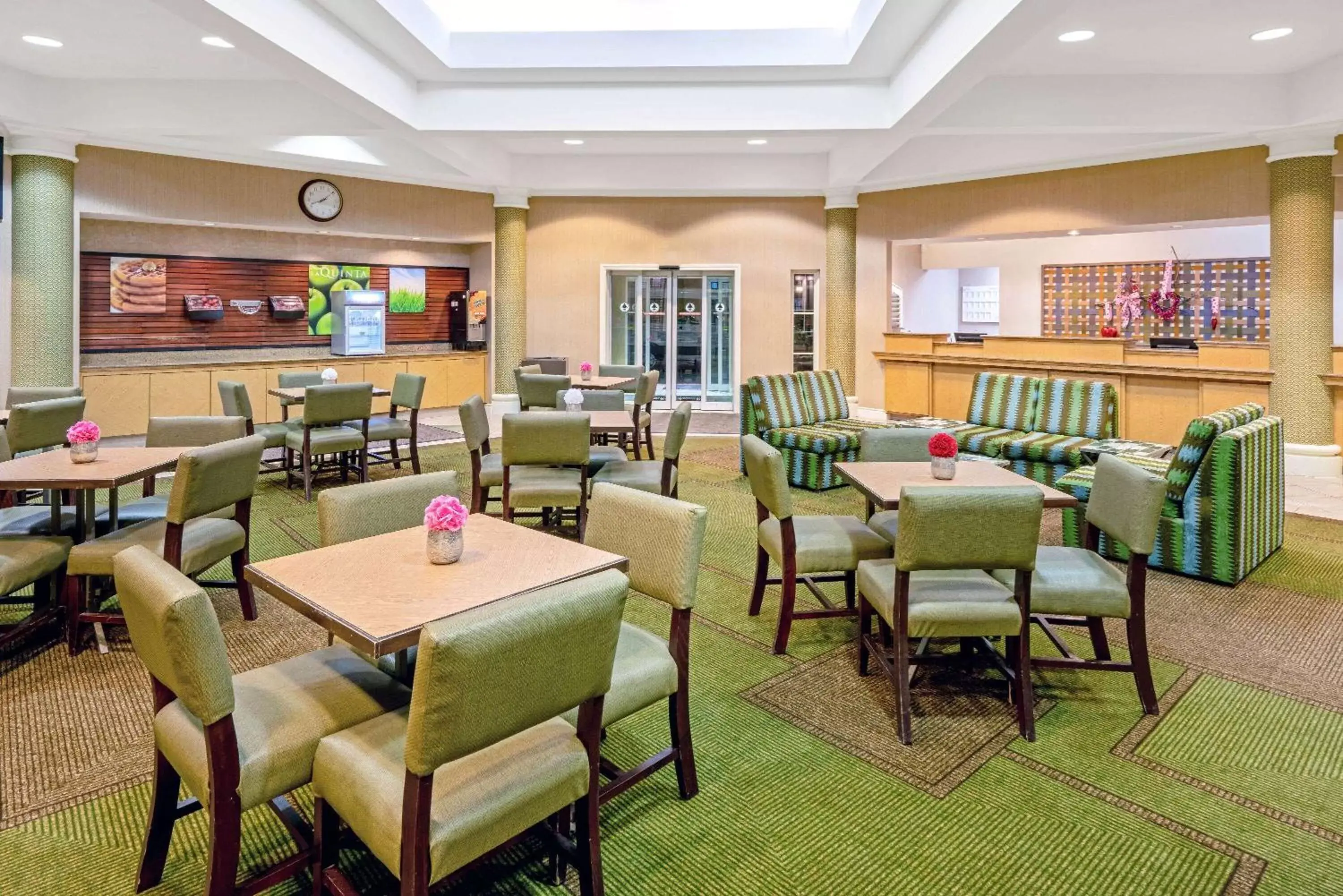 Lobby or reception, Restaurant/Places to Eat in La Quinta by Wyndham Salt Lake City Airport