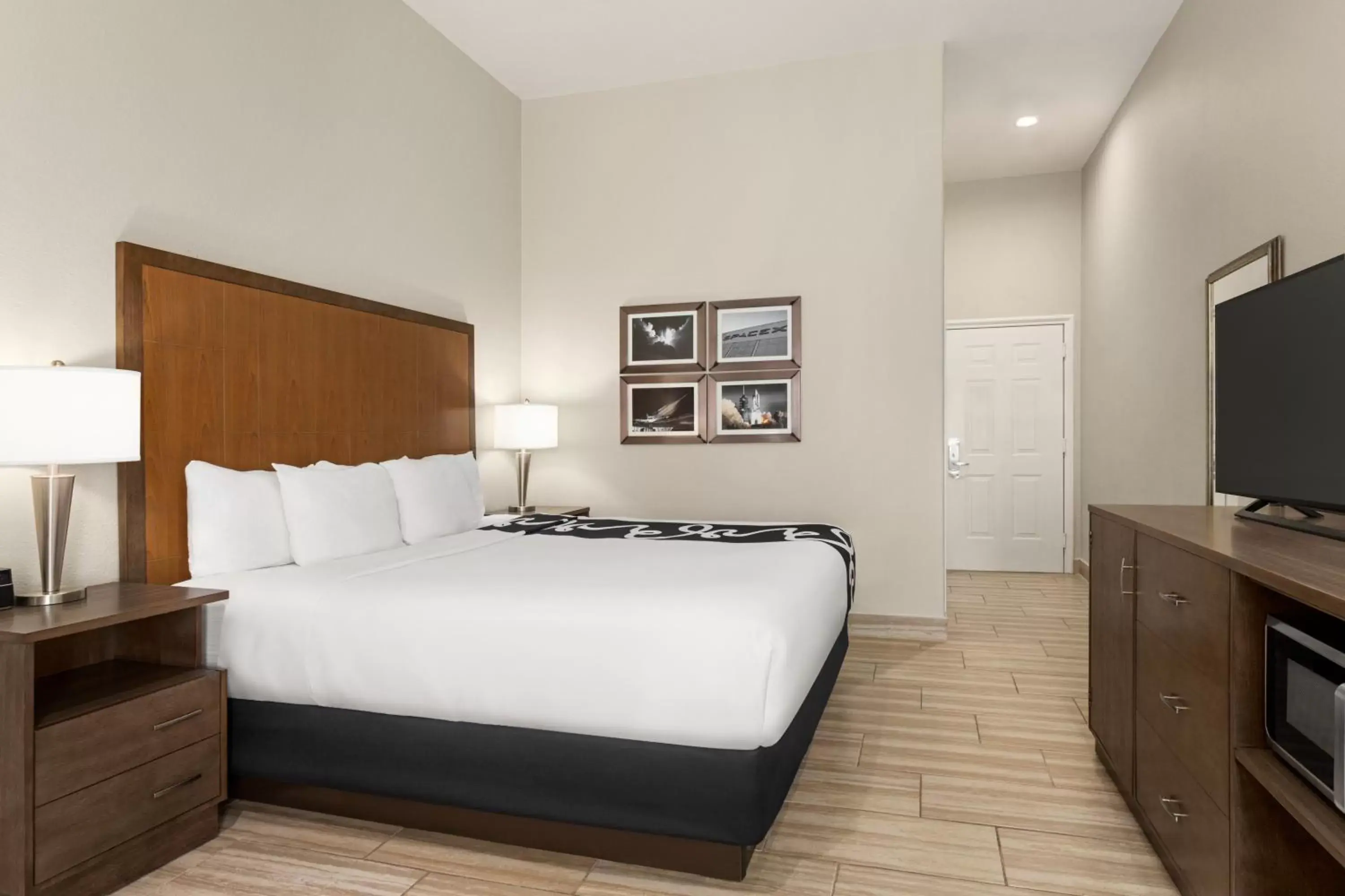Bedroom, Bed in La Quinta by Wyndham Brownsville North