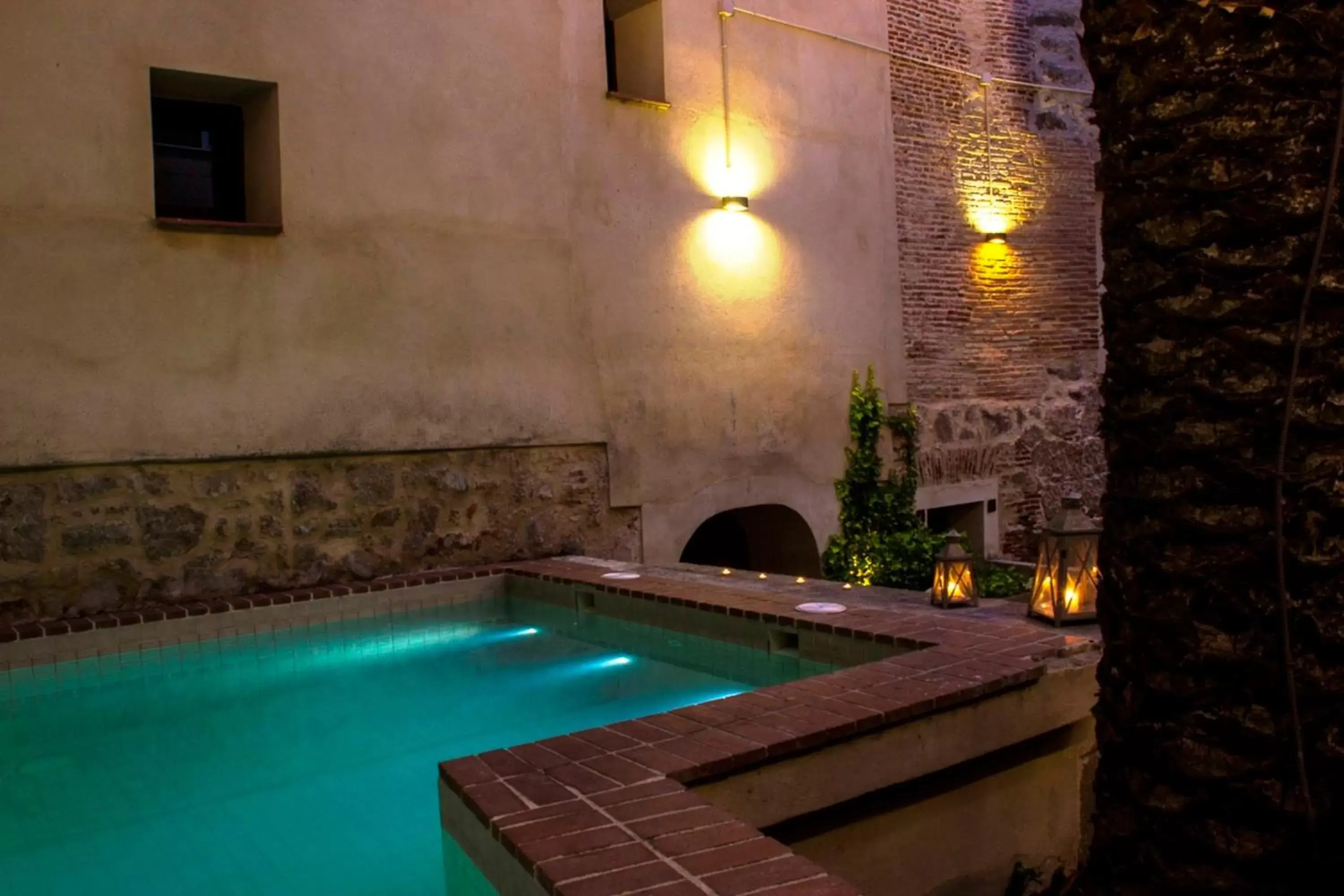 Swimming pool in Palacio Carvajal Girón Swimming pool in Palacio Carvajal Girón