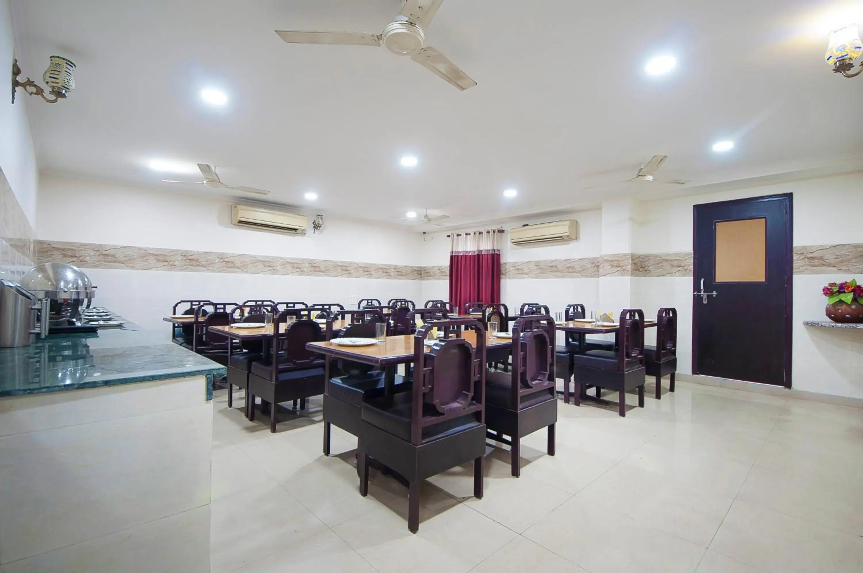 Restaurant/Places to Eat in Hotel Dakha International
