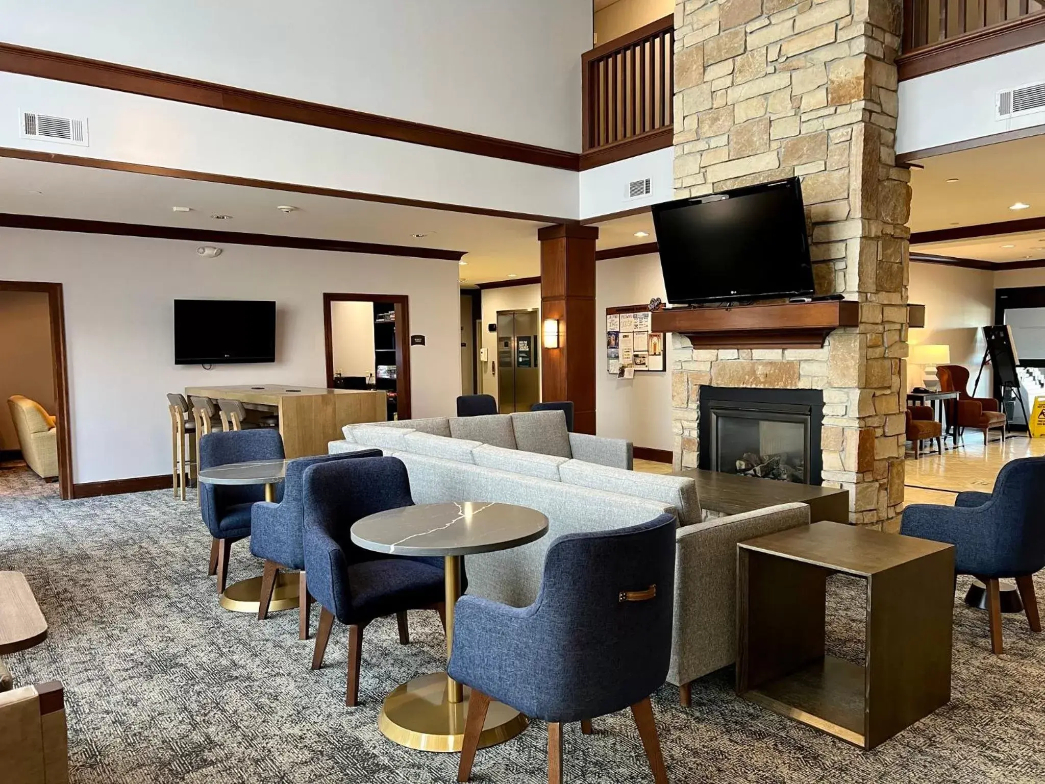 Property building, Lounge/Bar in Staybridge Suites Milwaukee West-Oconomowoc, an IHG Hotel