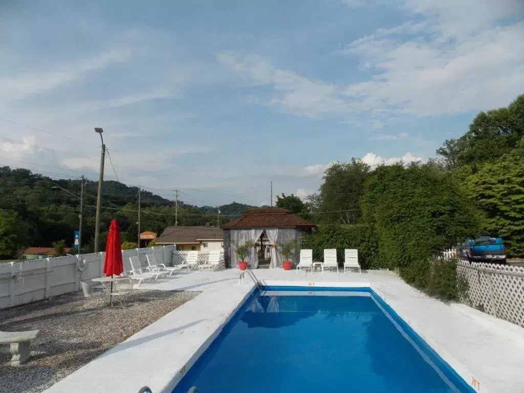 Swimming Pool in Clarketon Motel - Maggie Valley