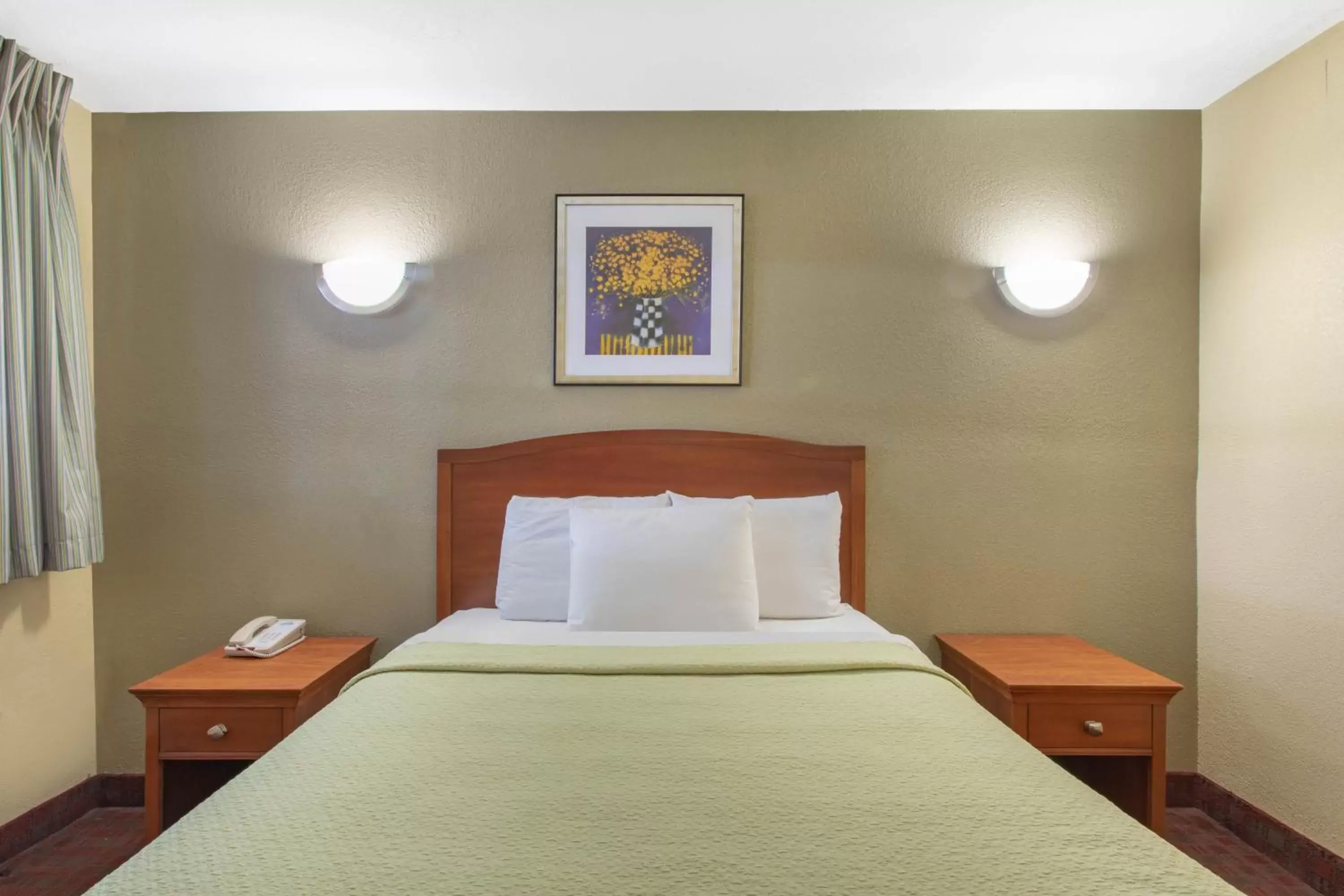 Bedroom, Bed in Days Inn by Wyndham Elmsford