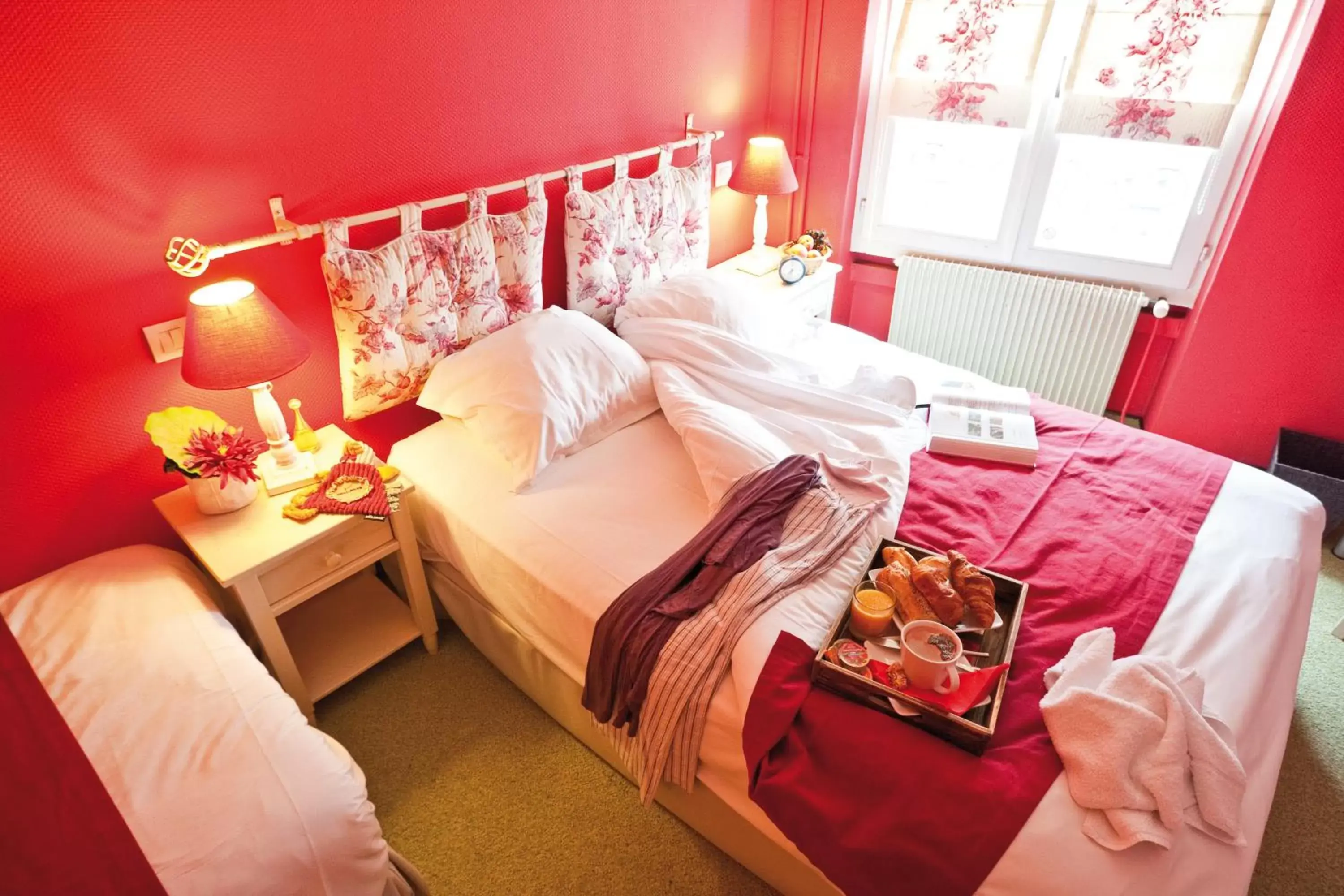 Photo of the whole room, Bed in Le Kléber Hôtel