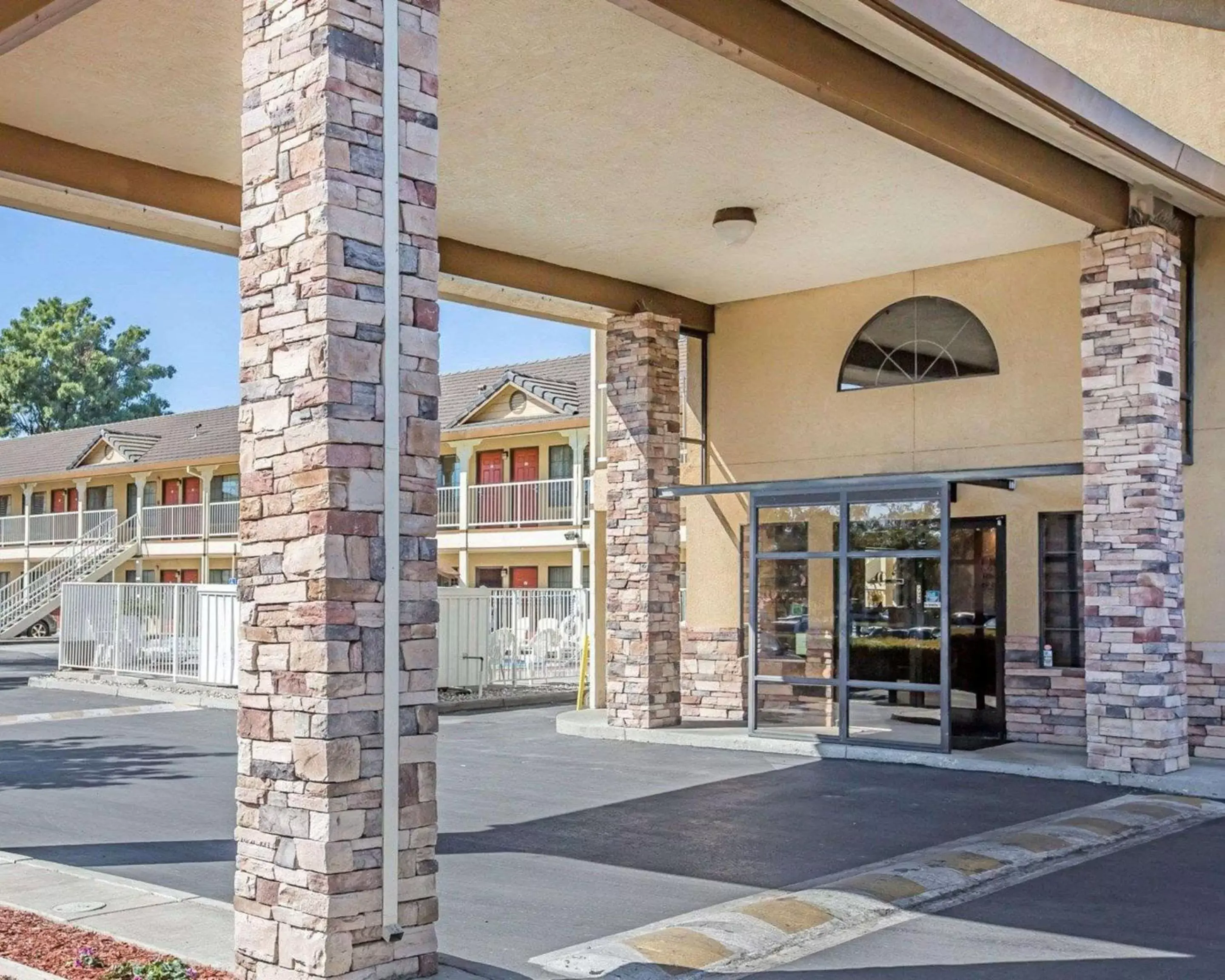 Property building in Quality Inn & Suites Woodland- Sacramento Airport