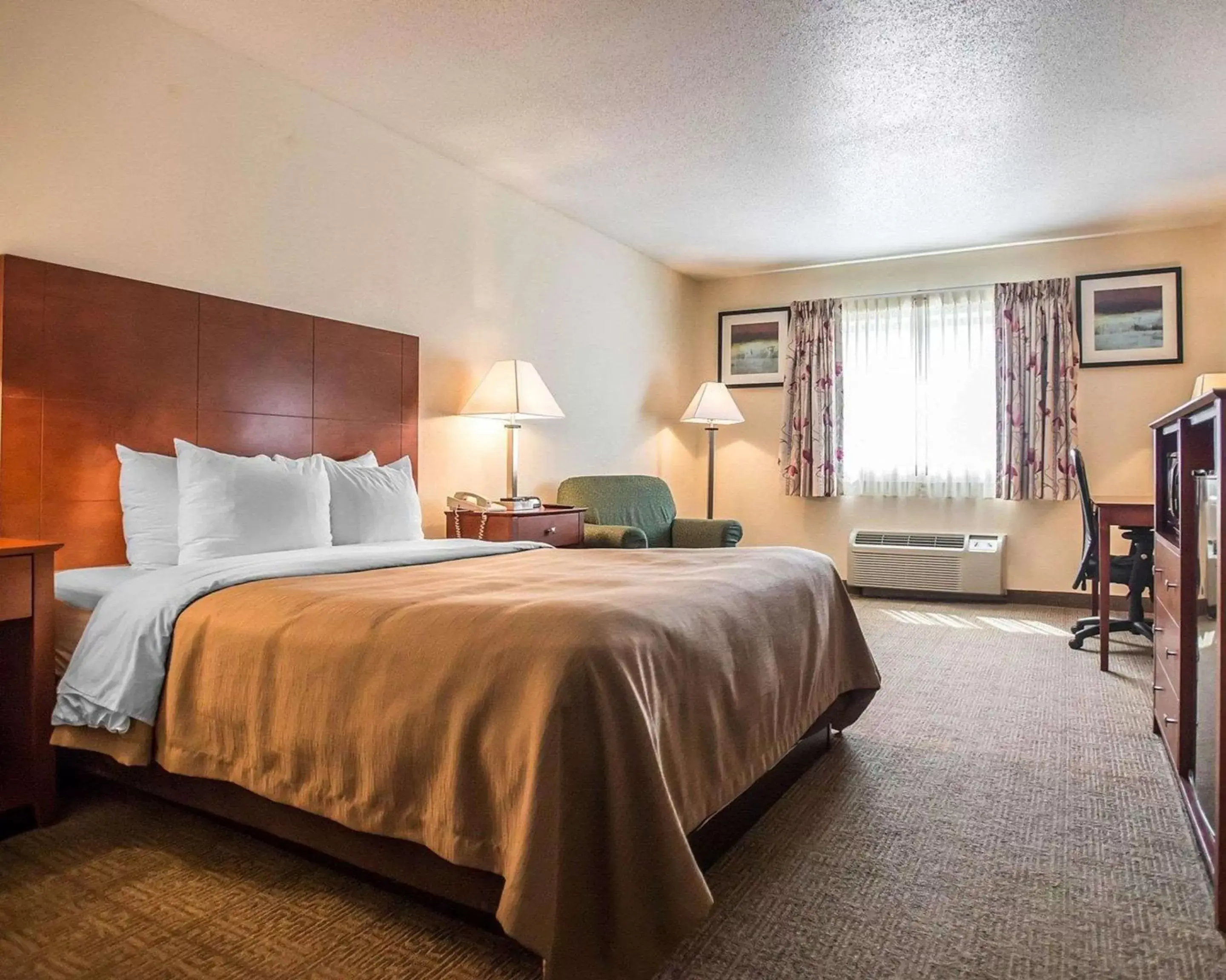 Photo of the whole room, Bed in Quality Inn New Columbia-Lewisburg