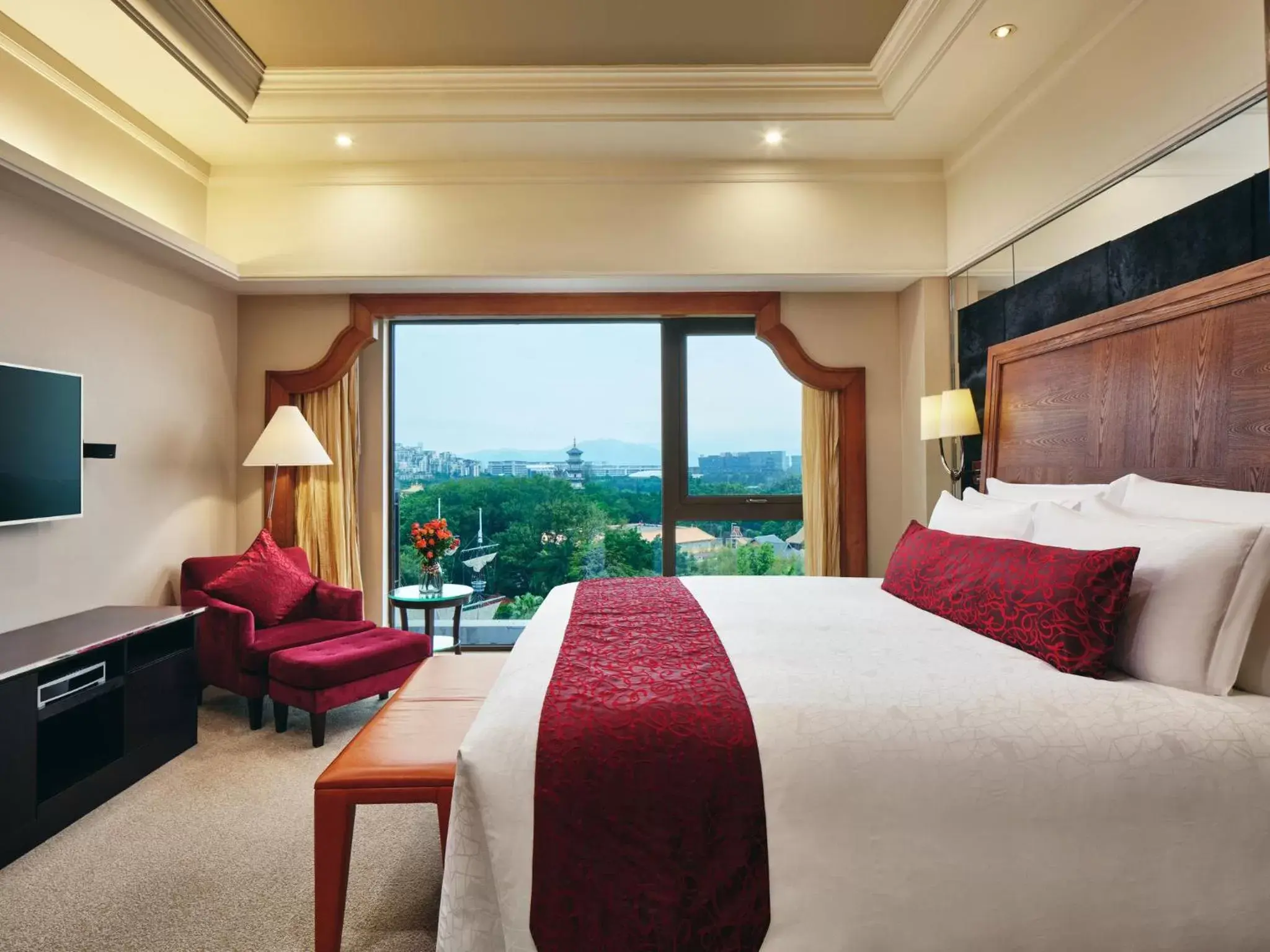 Bedroom, Mountain View in InterContinental Shenzhen, an IHG Hotel