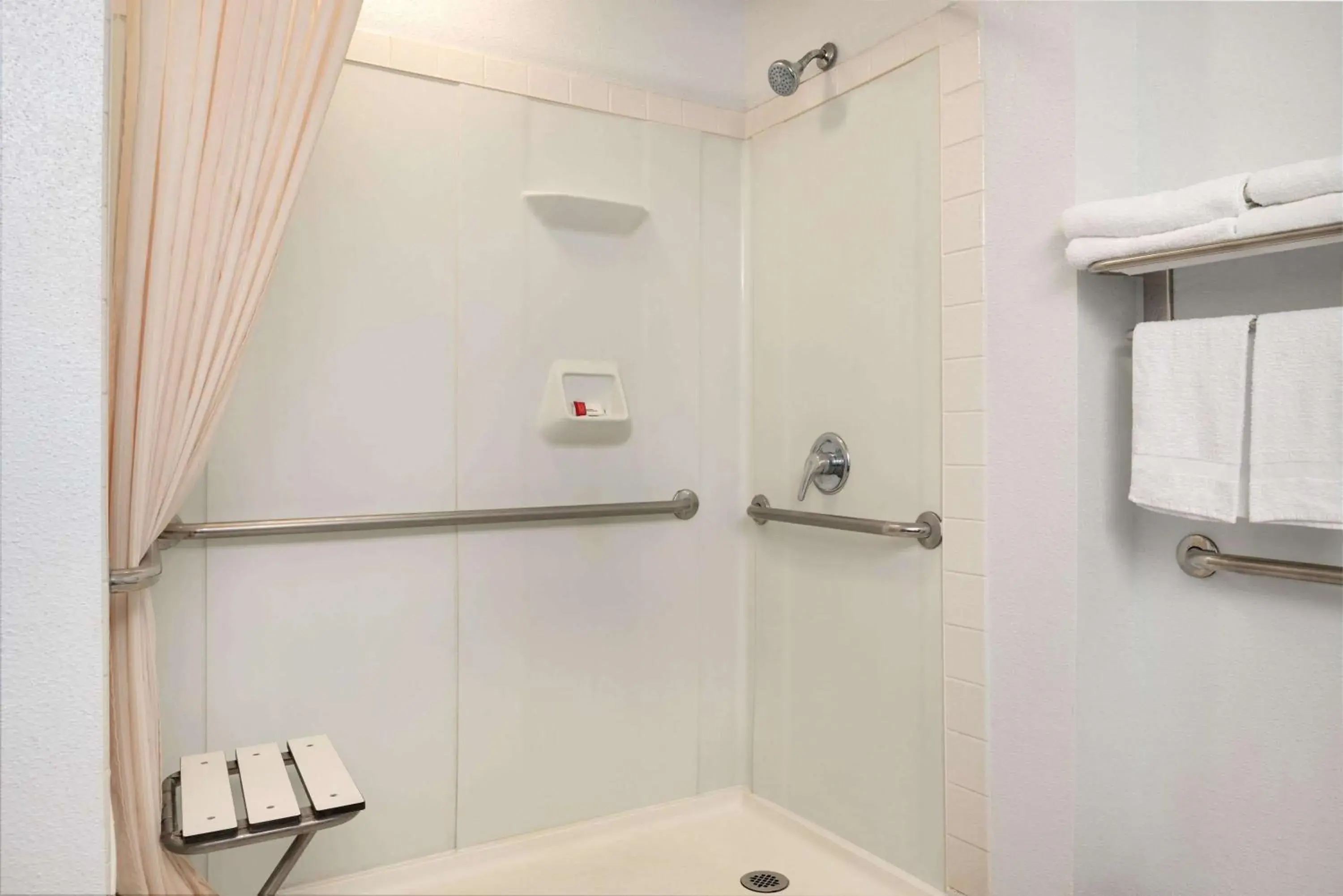 Shower, Bathroom in Travelodge by Wyndham Zanesville