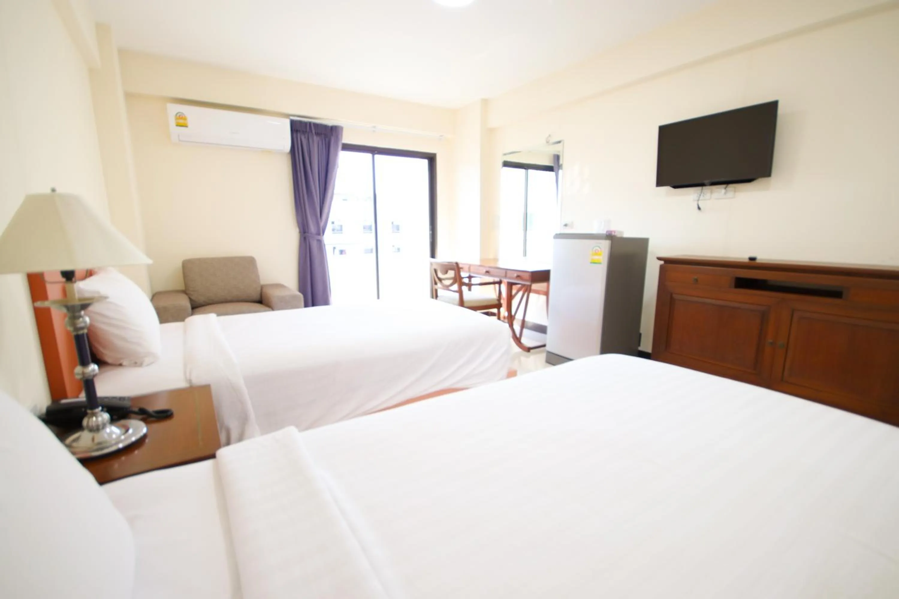 Photo of the whole room, Bed in White House Bizotel