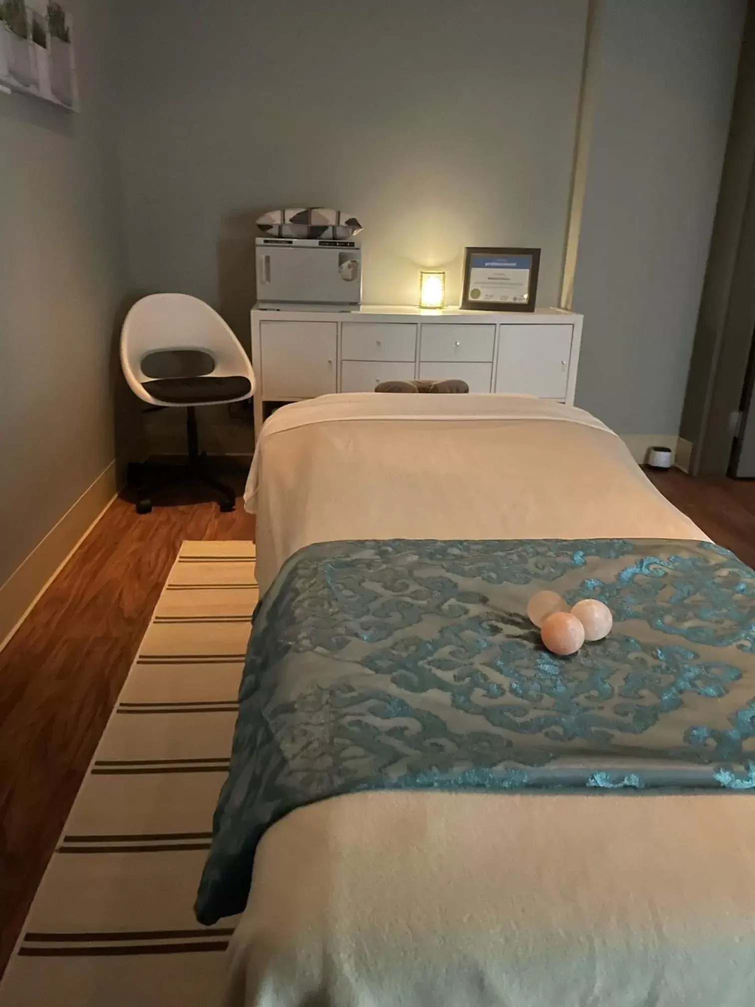 Massage, Bed in Hotel & Suites Le Dauphin Drummondville