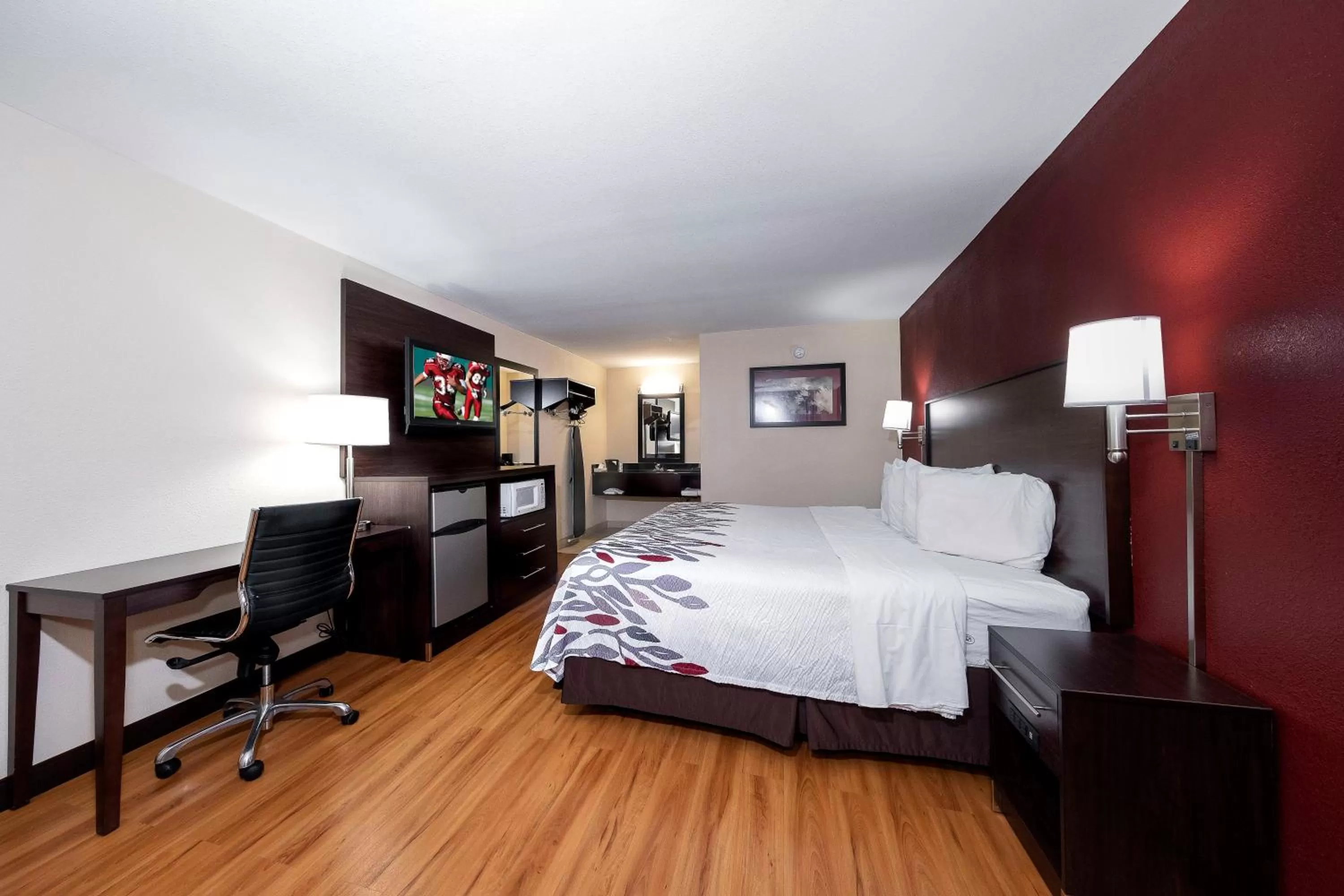 Photo of the whole room, Bed in Red Roof Inn Bordentown - McGuire AFB