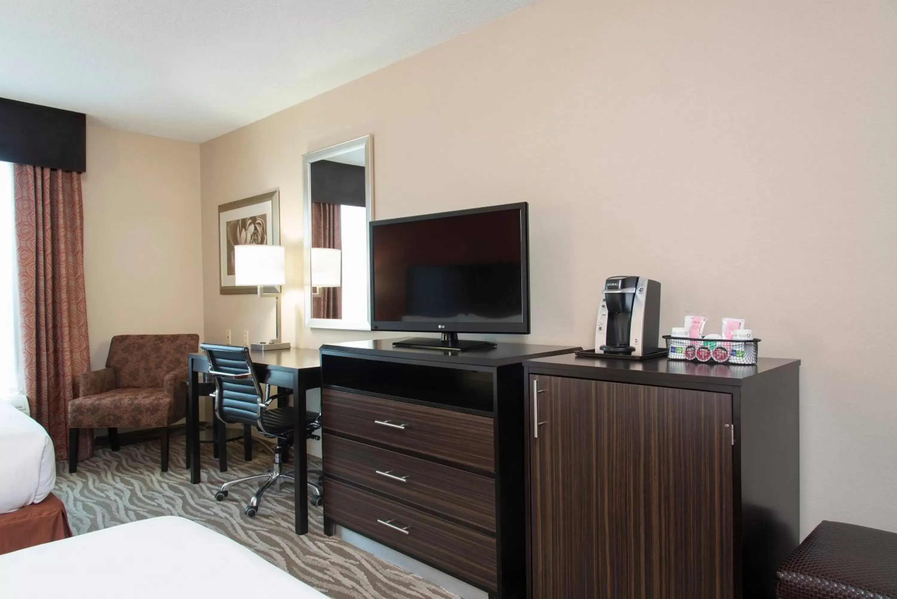 Photo of the whole room, TV/Entertainment Center in Holiday Inn Express Hotel & Suites Grand Rapids-North, an IHG Hotel