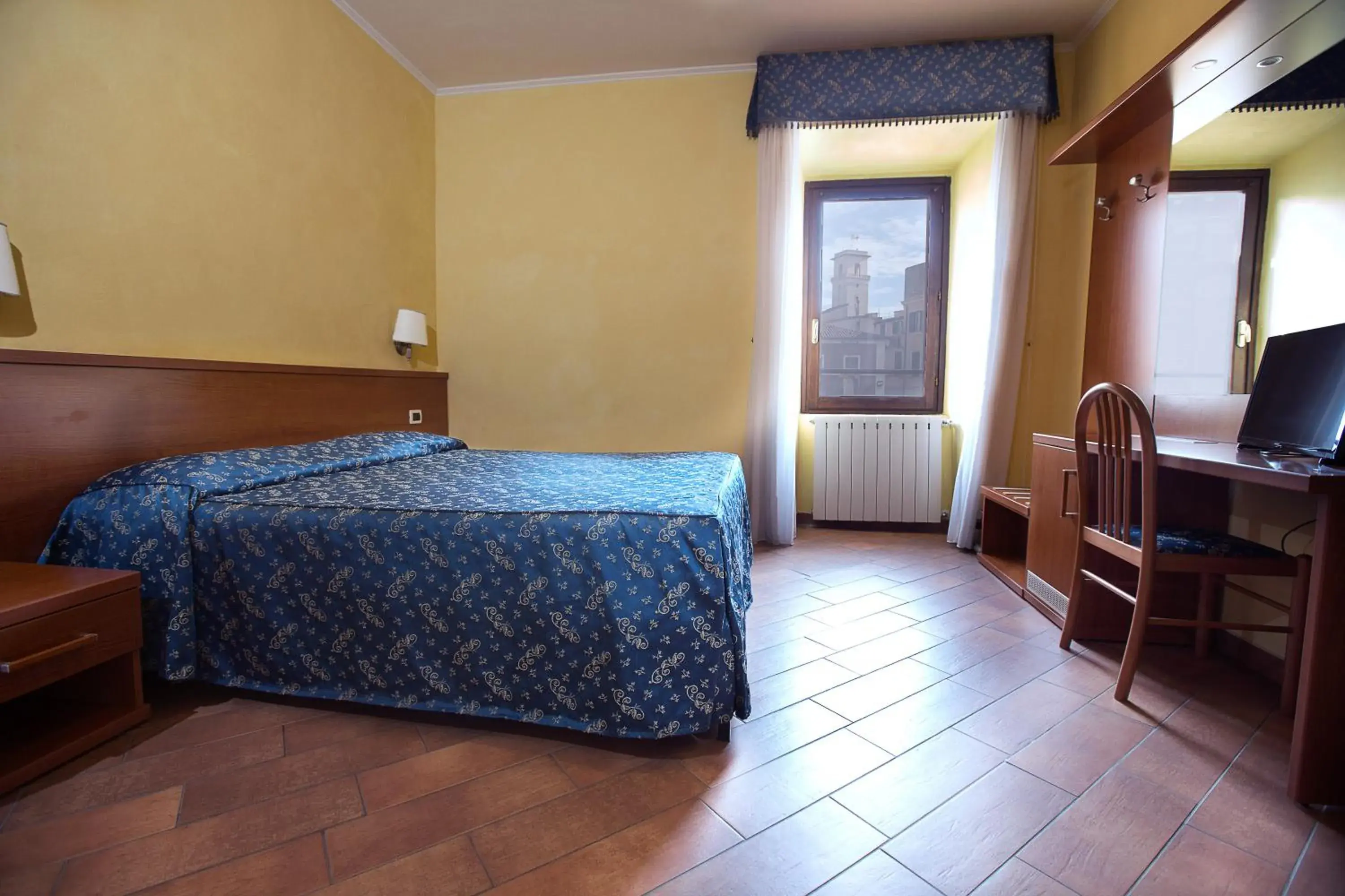View (from property/room), Bed in Albergo Dei Leoni
