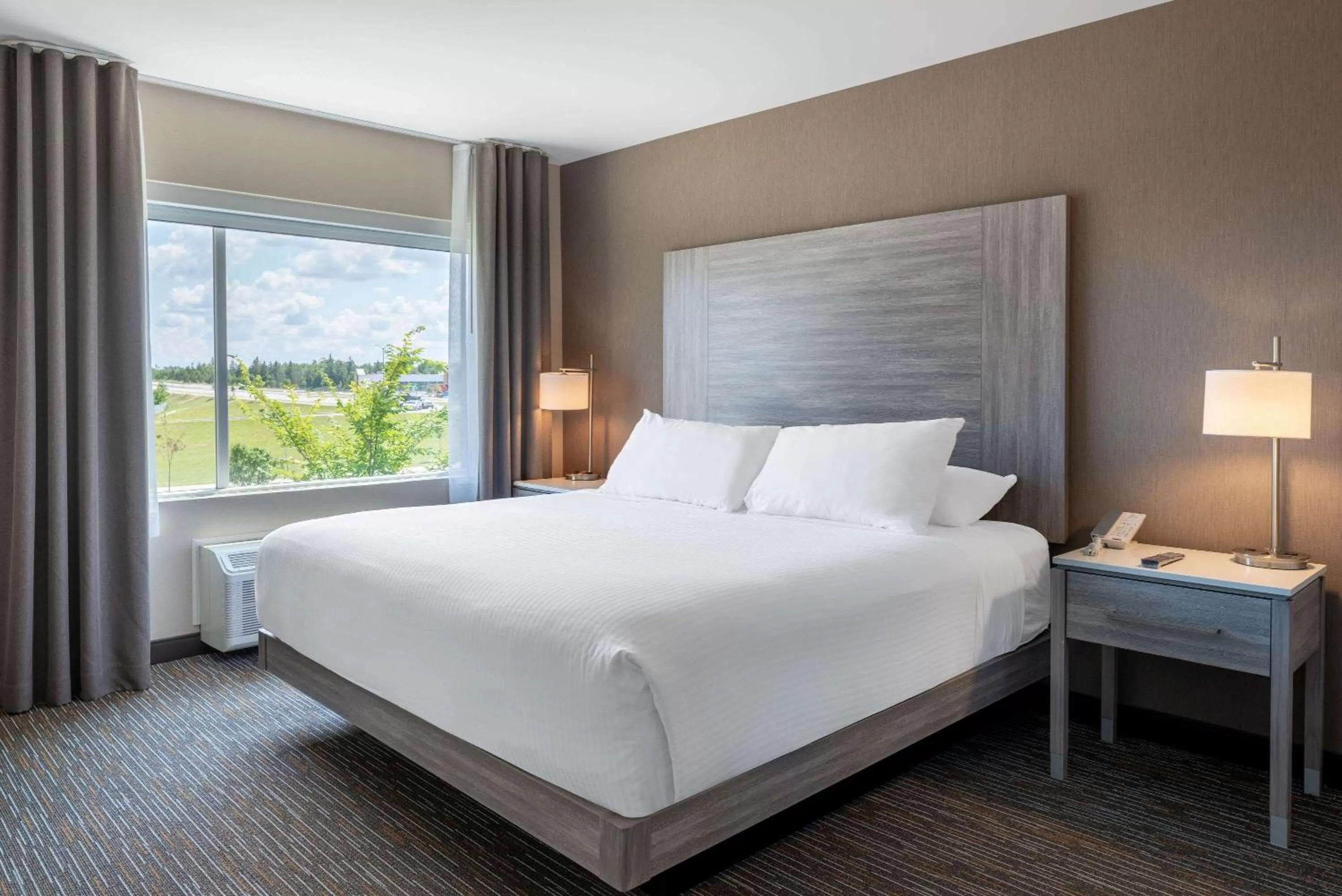 Photo of the whole room, Bed in Wingate by Wyndham Kanata West Ottawa