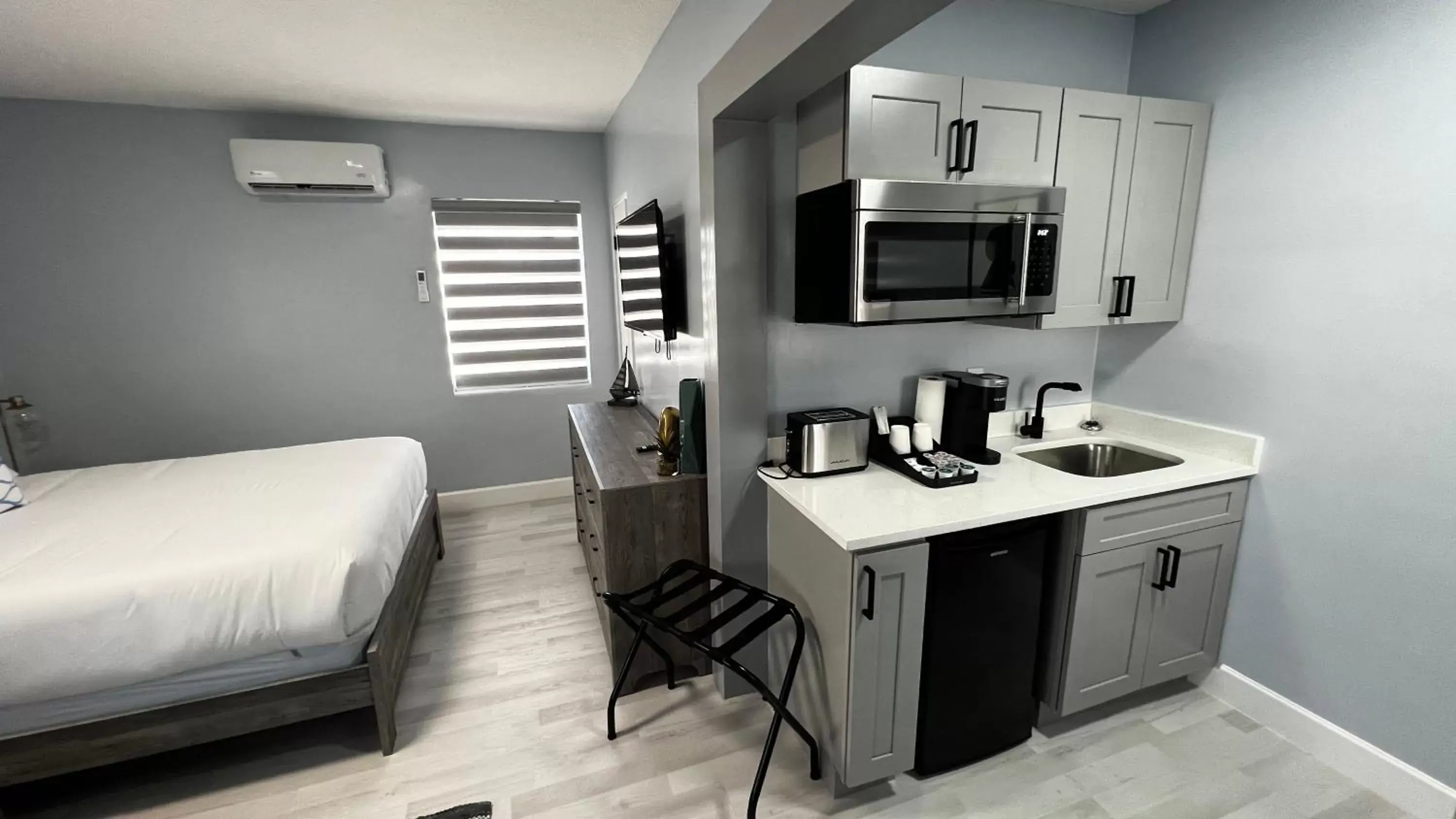 Bed, Kitchen/Kitchenette in Oceano Suites Daytona Beach
