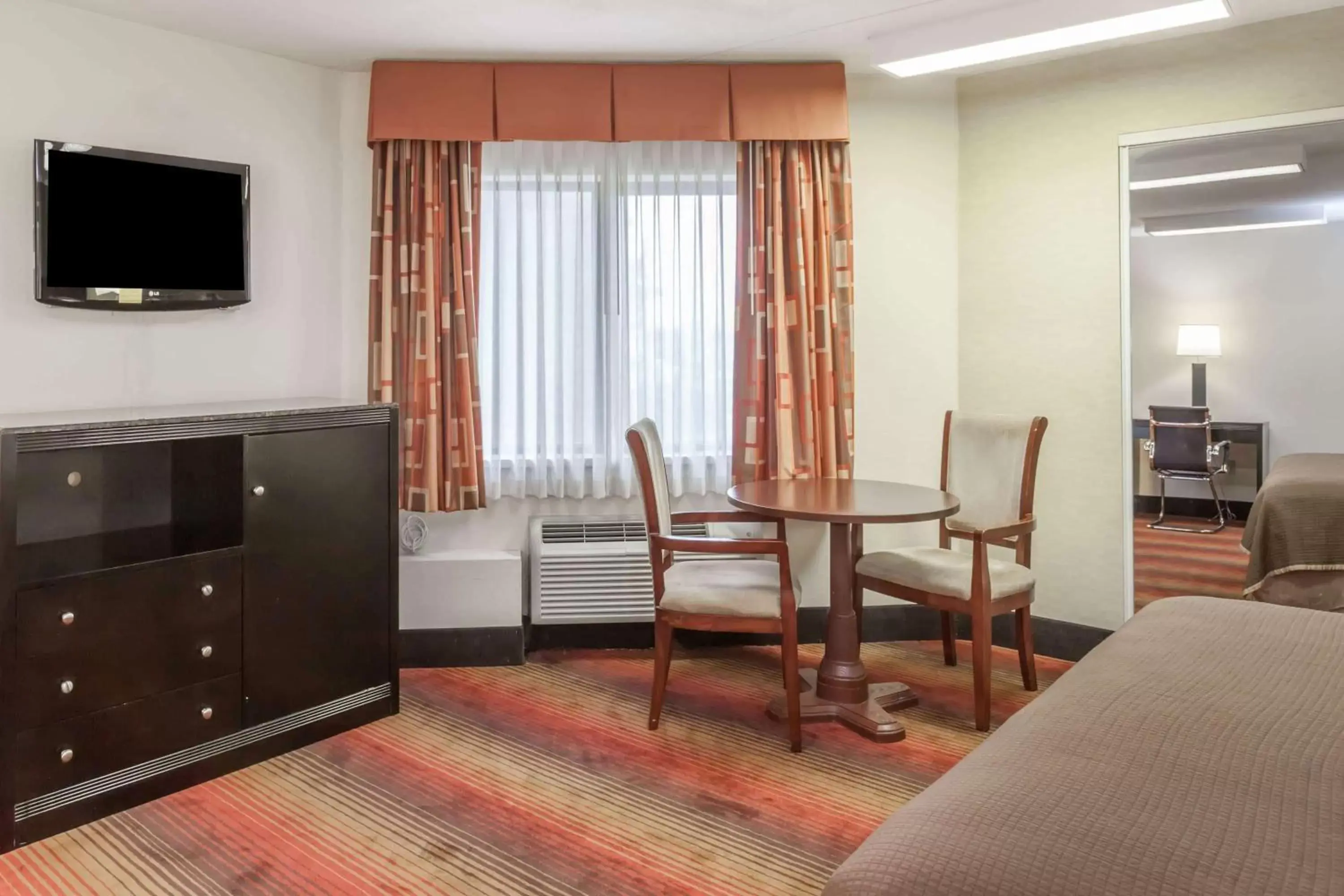 Photo of the whole room, TV/Entertainment Center in Howard Johnson by Wyndham Newark Airport