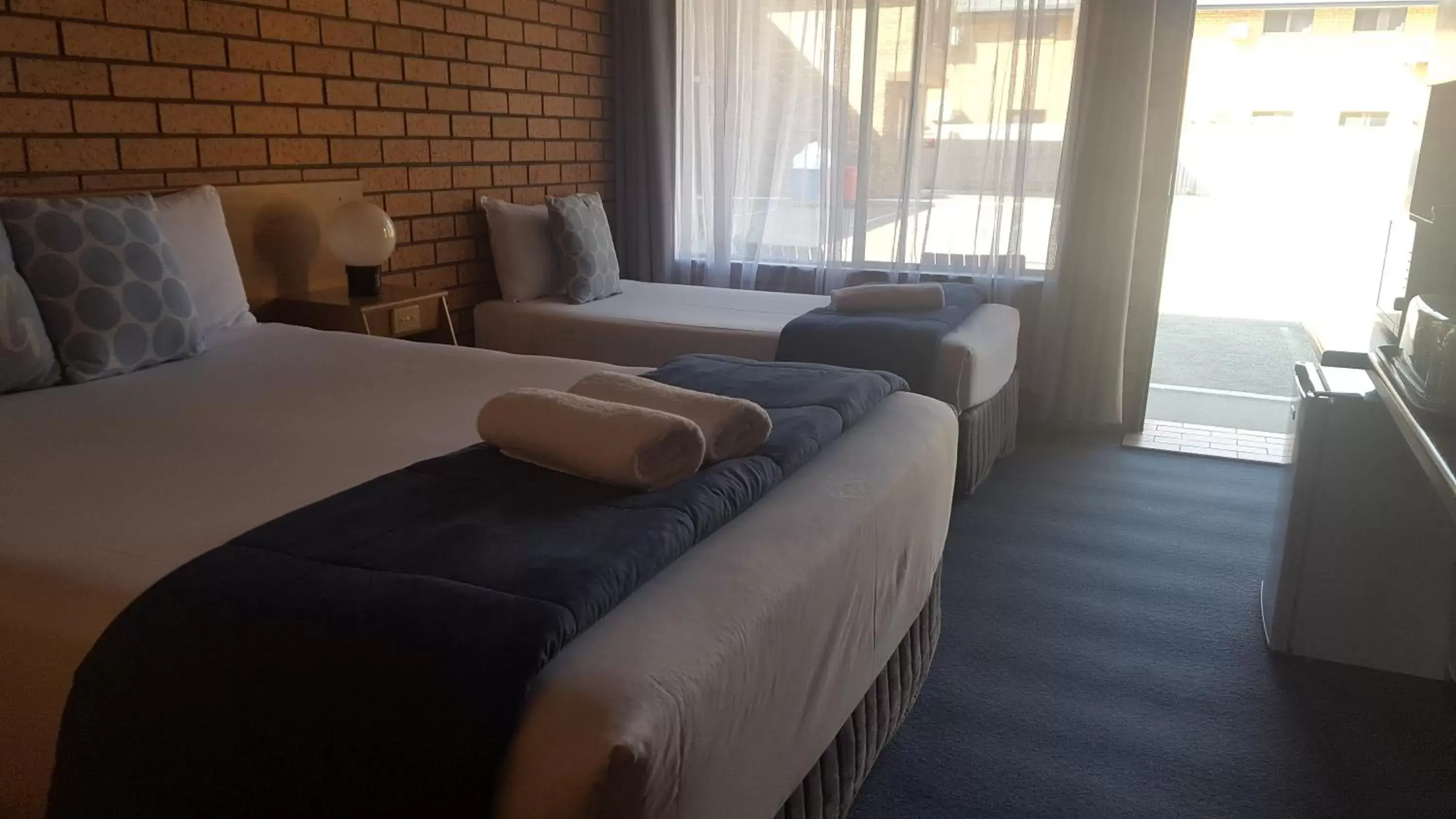 Bed in Royal Palms Motor Inn