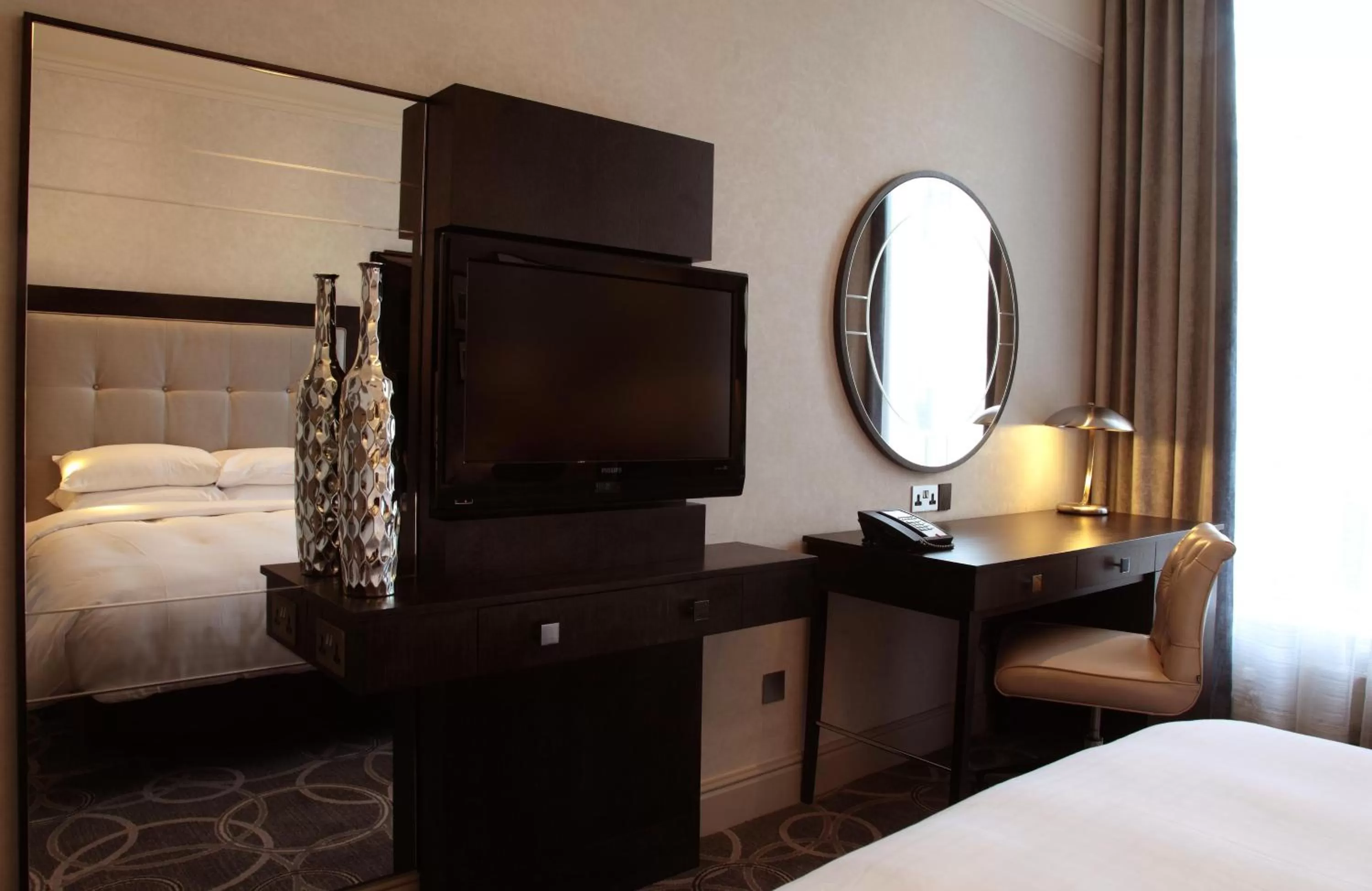 TV and multimedia, Bed in Glasgow Grosvenor Hotel