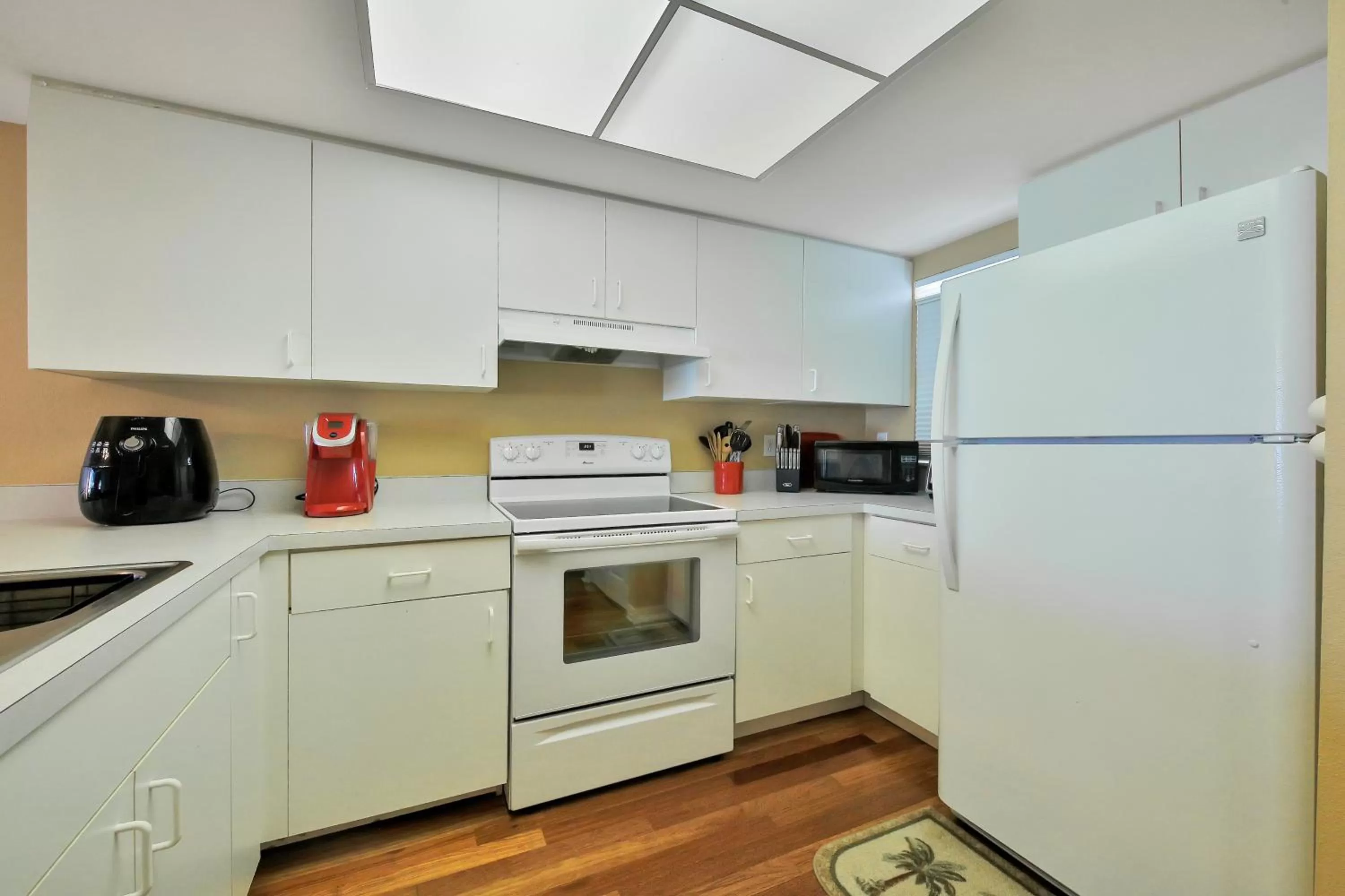 Kitchen/Kitchenette in Ocean Village L15