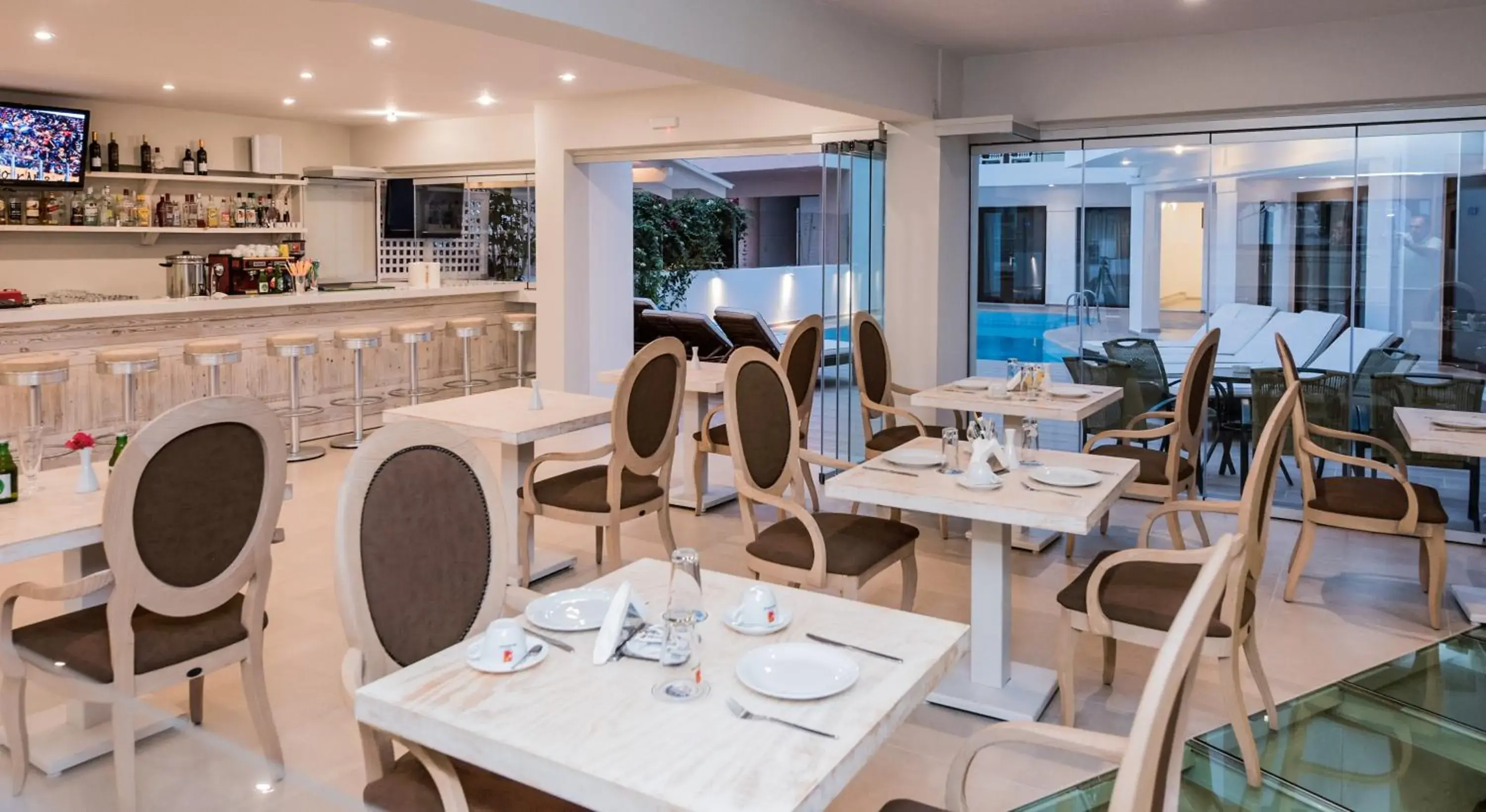 Lounge or bar, Restaurant/Places to Eat in Artemis Hotel Apartments