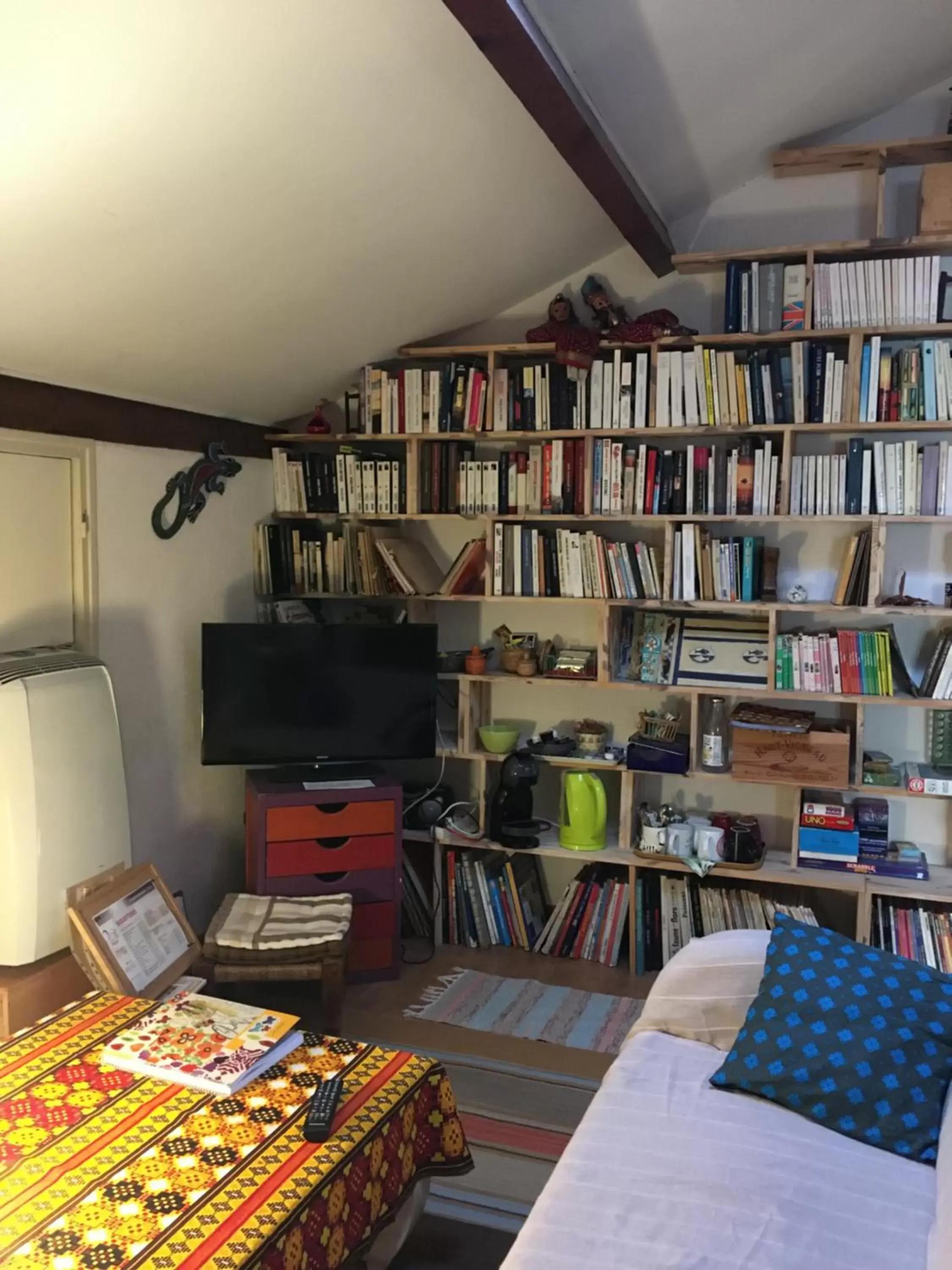 Communal lounge/ TV room, Library in La Chambre Du Voyageur