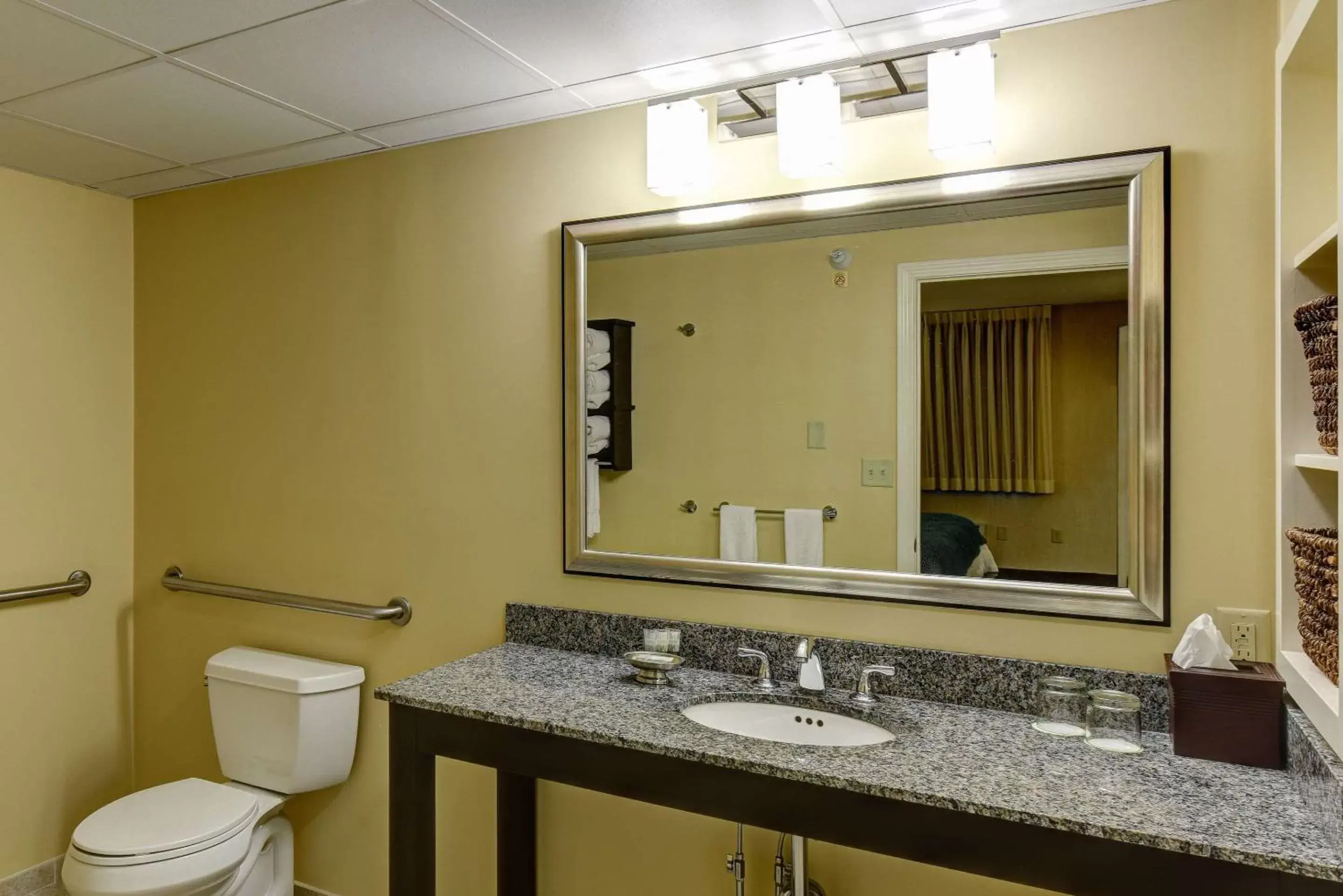 Bathroom in Port Inn & Suites Kennebunk, Ascend Hotel Collection