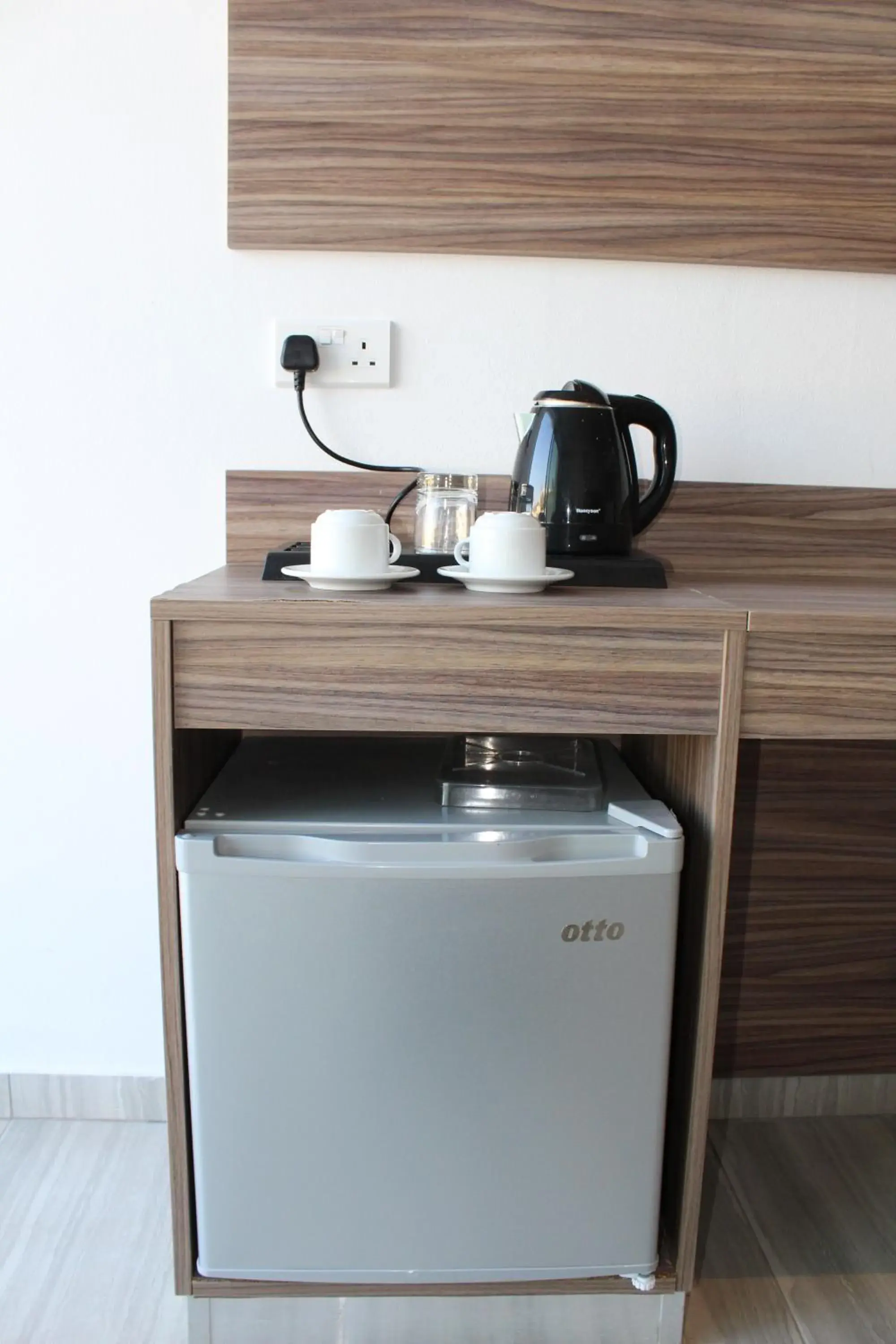 Coffee/tea facilities, Kitchen/Kitchenette in Fedrania Gardens Hotel