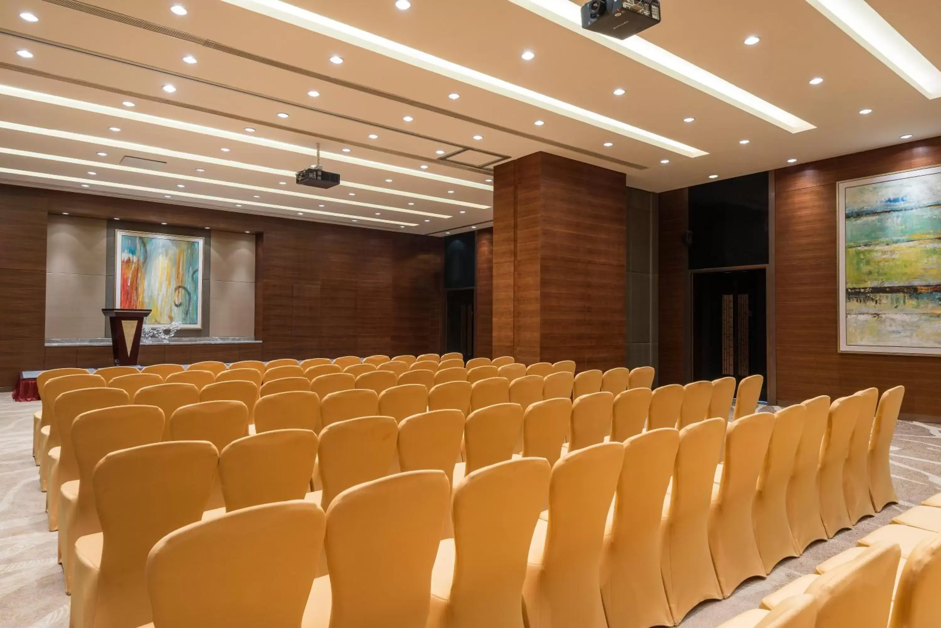 Meeting/conference room in Crowne Plaza Yangzhou, an IHG Hotel