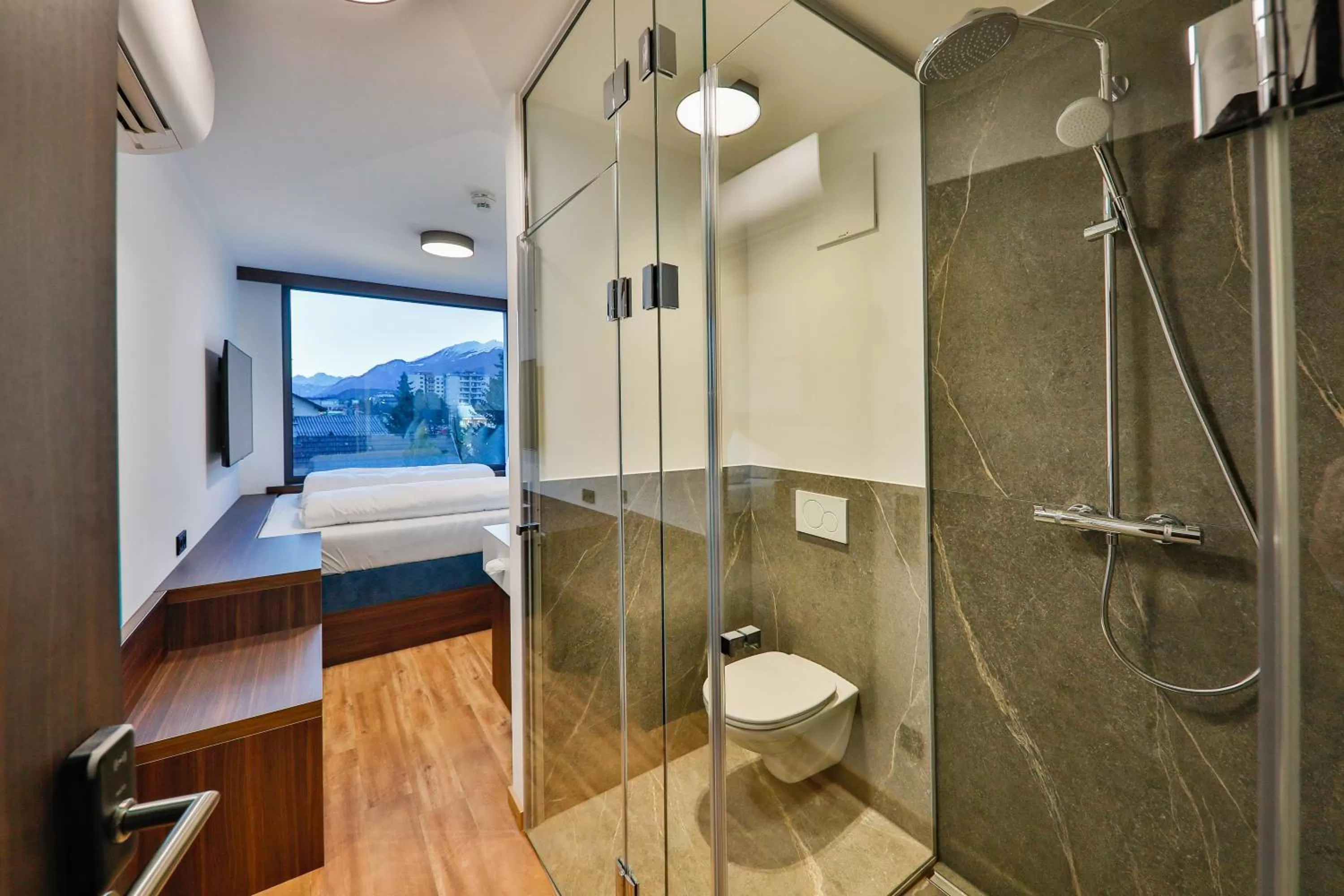 Shower, Bathroom in On The Way 24 - Sauna & Golfsimulator inklusive