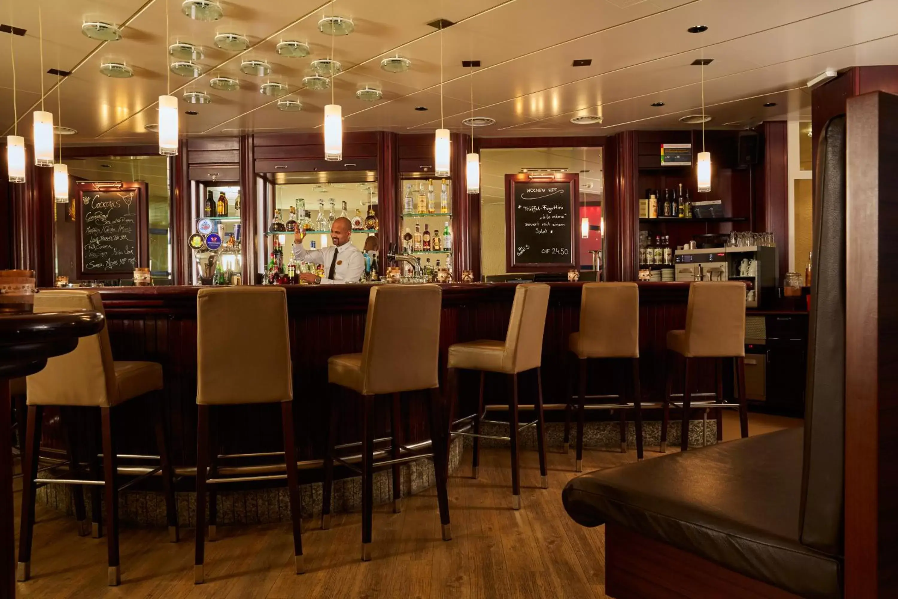 Lounge or bar, Restaurant/Places to Eat in H+ Hotel & SPA Engelberg