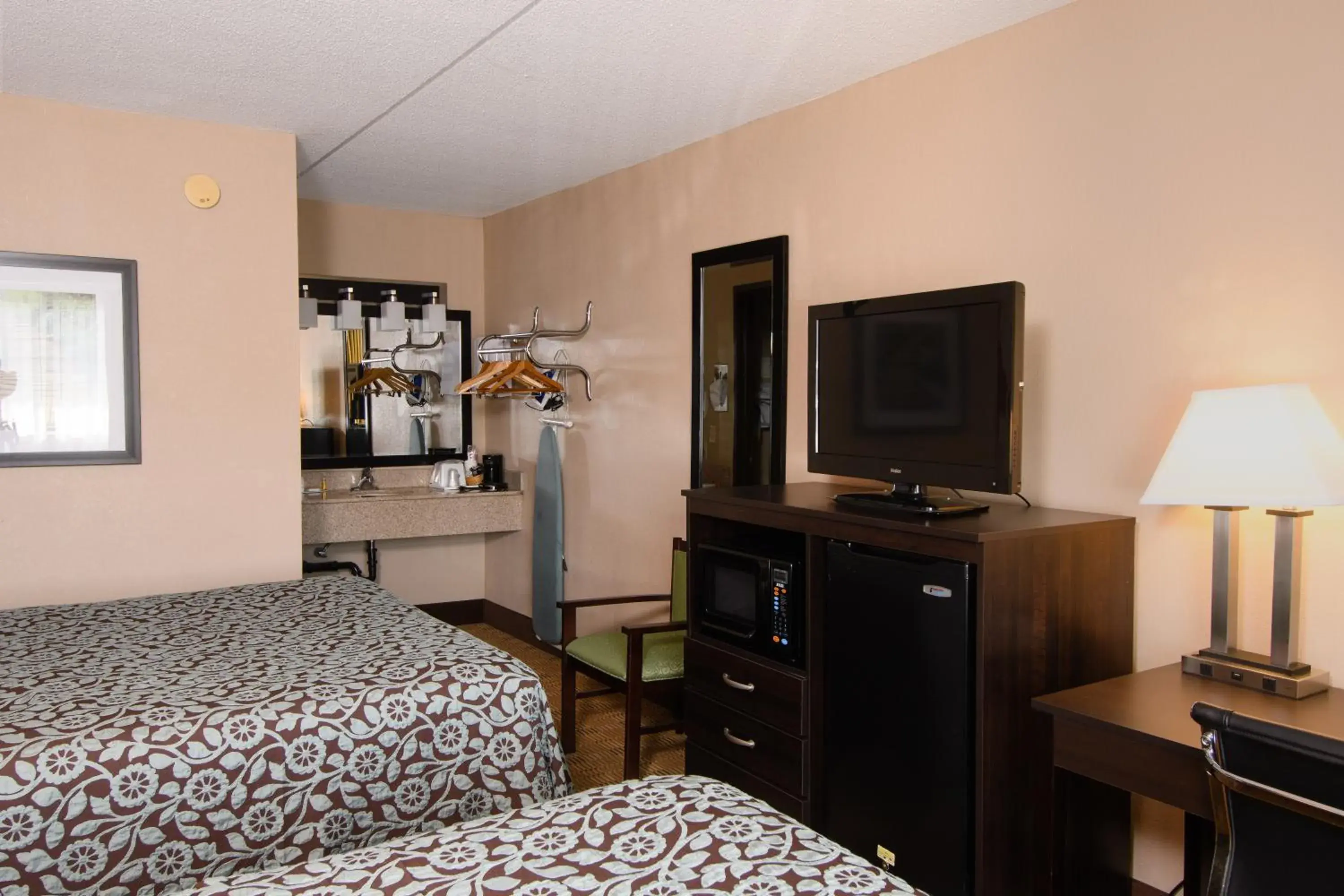 Bedroom, TV/Entertainment Center in Days Inn by Wyndham Pittsburgh-Harmarville