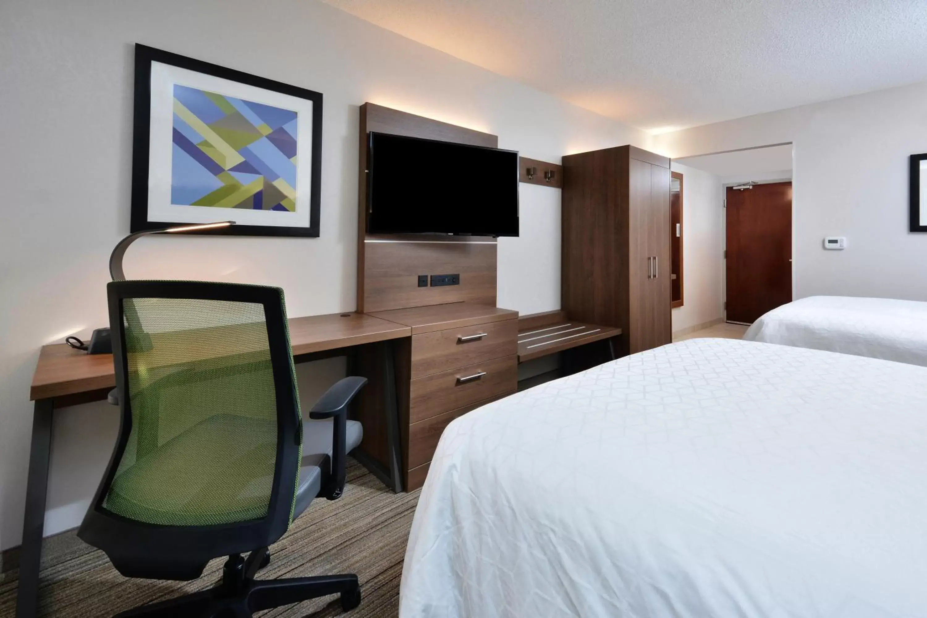 Bedroom, TV/Entertainment Center in Holiday Inn Express Raleigh-Durham Airport, an IHG Hotel