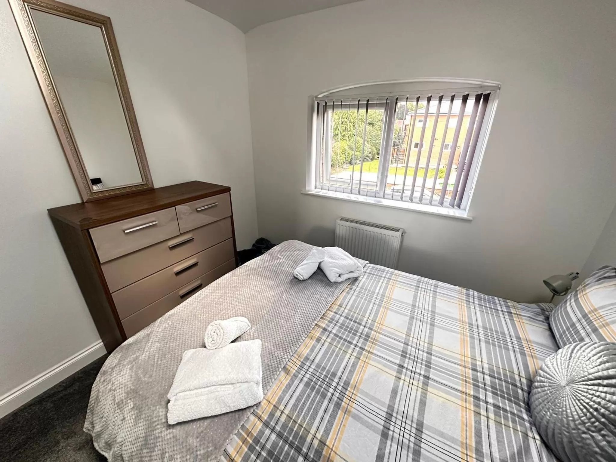 Bedroom, Bed in St Andrews house Hotel