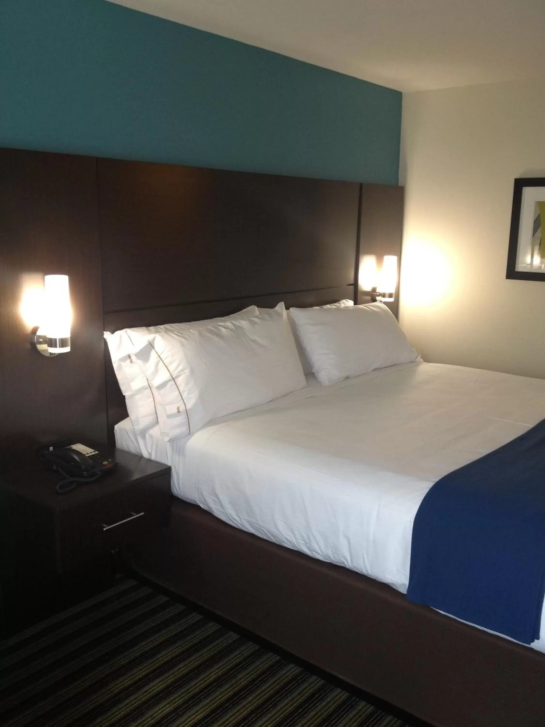 Photo of the whole room, Bed in Holiday Inn Express Montgomery East I-85, an IHG Hotel