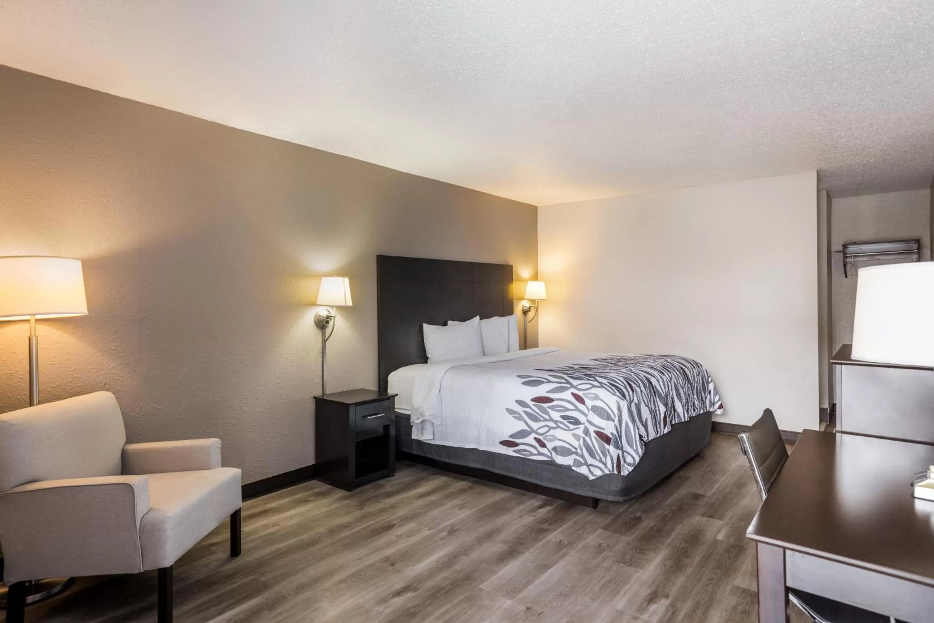 Bedroom, Bed in Red Roof Inn Savannah – Southside/Midtown