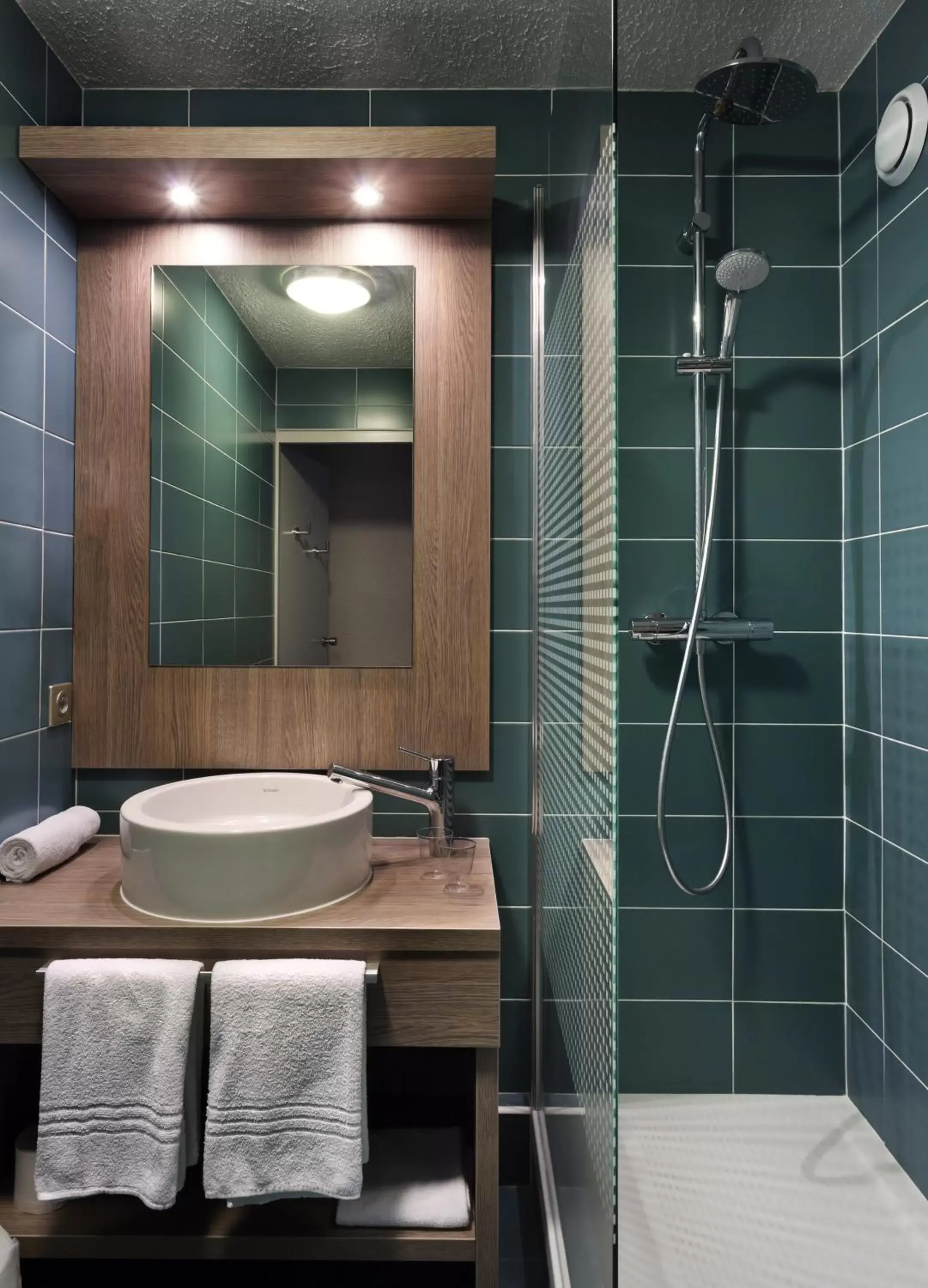 Shower, Bathroom in ibis Styles Périgueux Trélissac