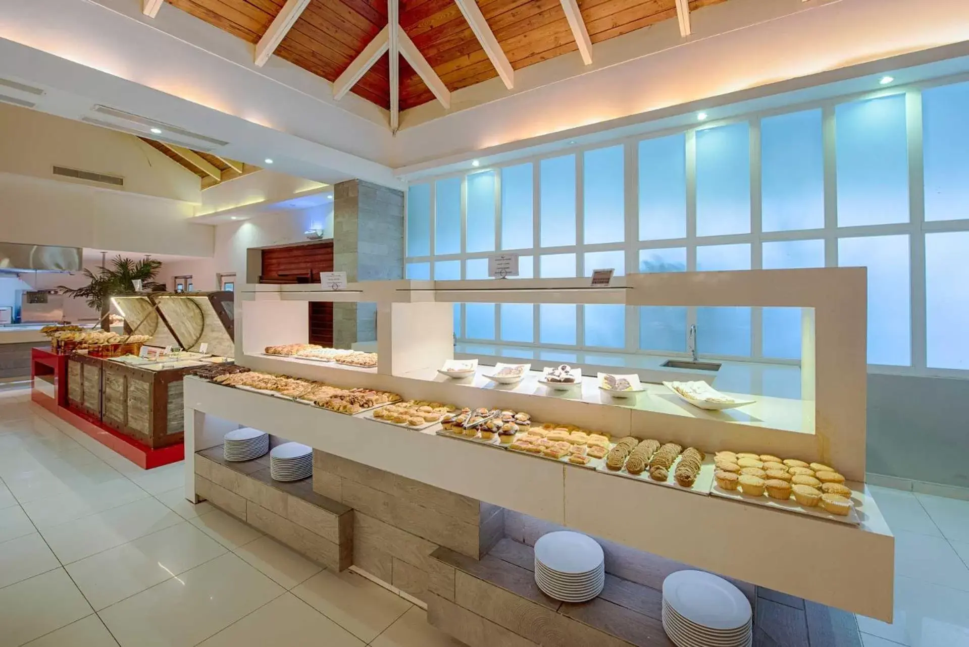 Buffet breakfast, Kitchen/Kitchenette in Grand Sirenis Punta Cana Resort & Aquagames - All Inclusive