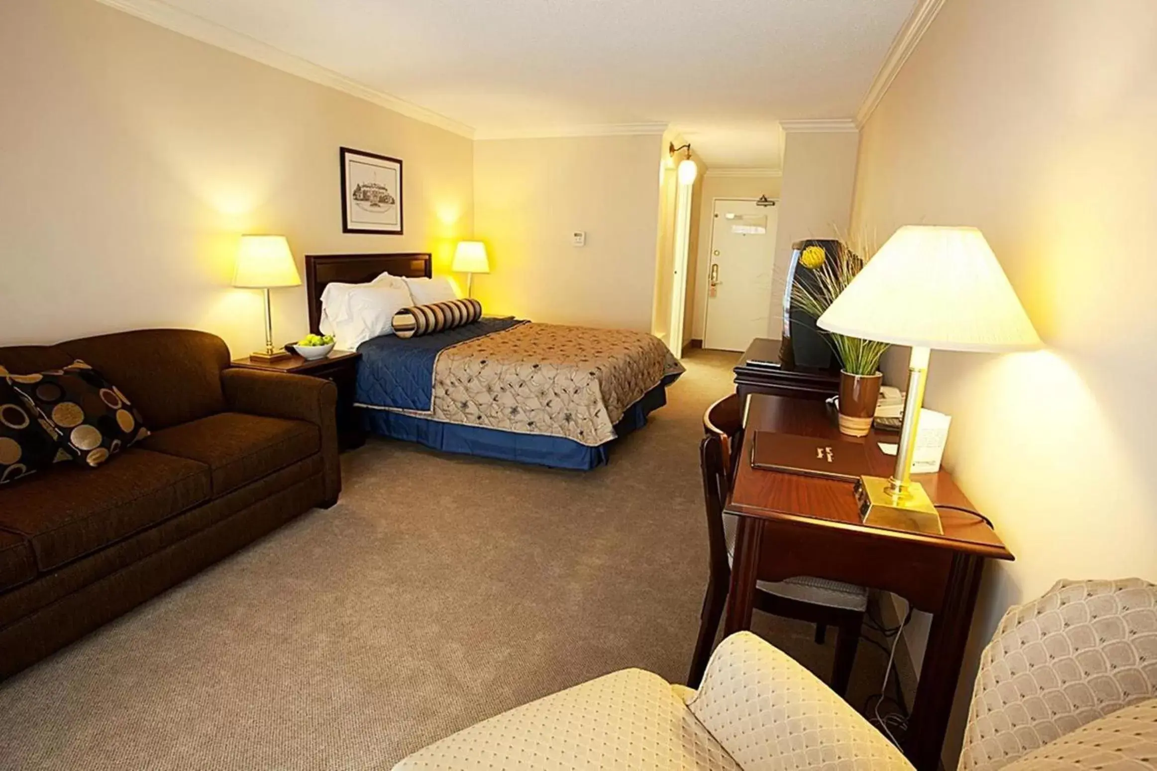 Photo of the whole room, Bed in The Fredericton Inn