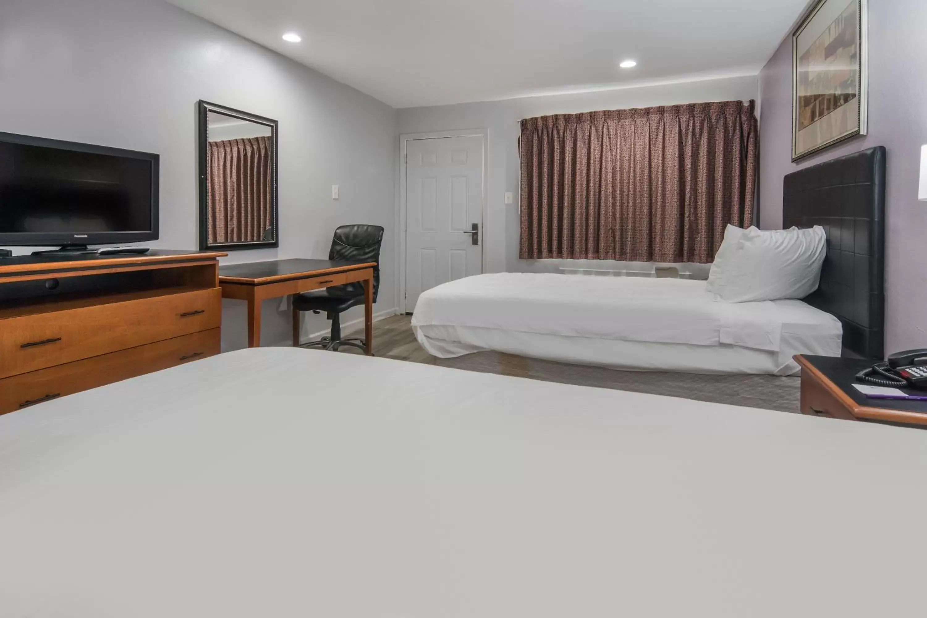 Bed in Knights Inn North Richland Hills