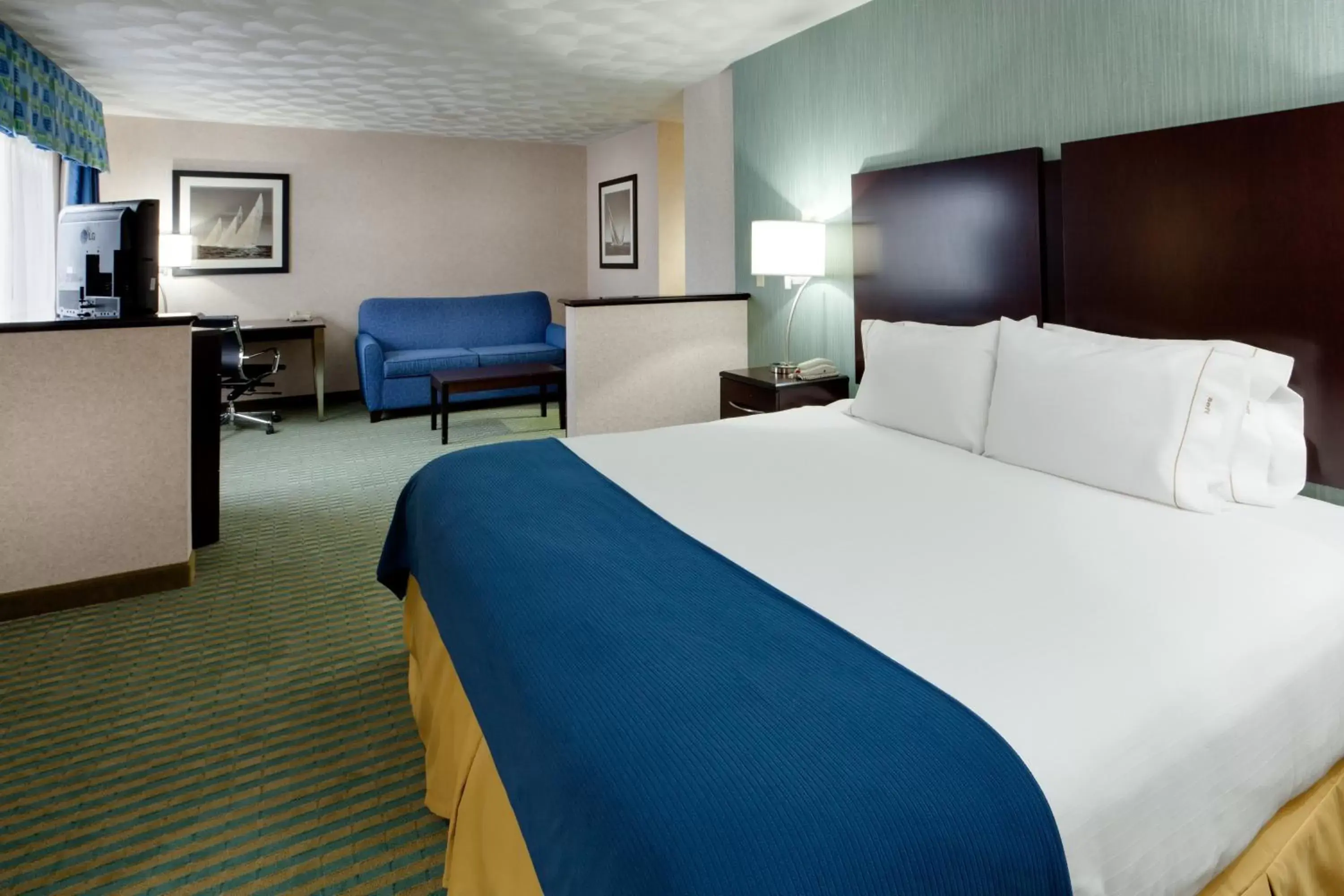 Photo of the whole room, Bed in Holiday Inn Express & Suites Smithfield - Providence, an IHG Hotel