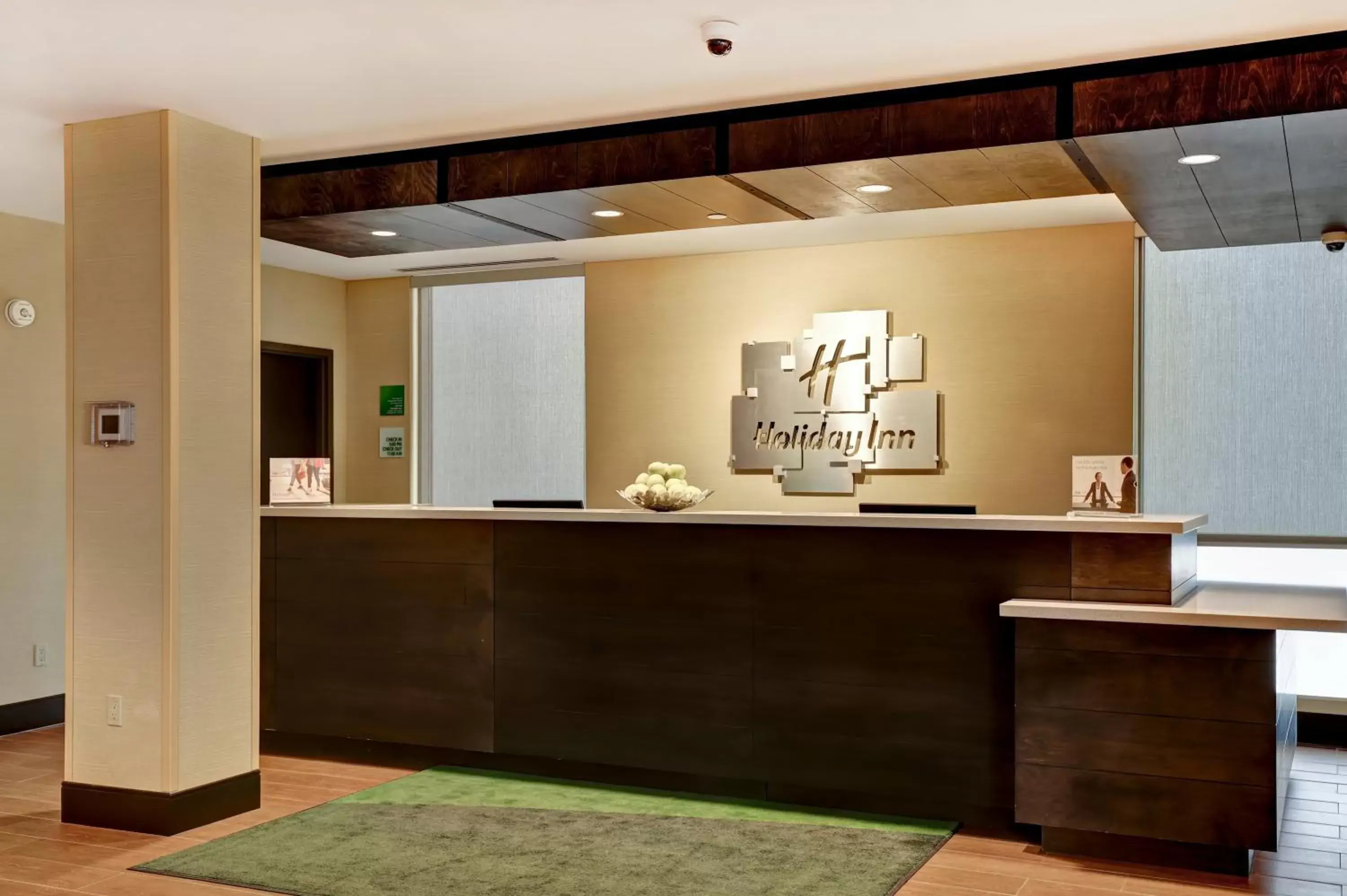 Property building, Lobby/Reception in Holiday Inn - Mississauga Toronto West, an IHG Hotel