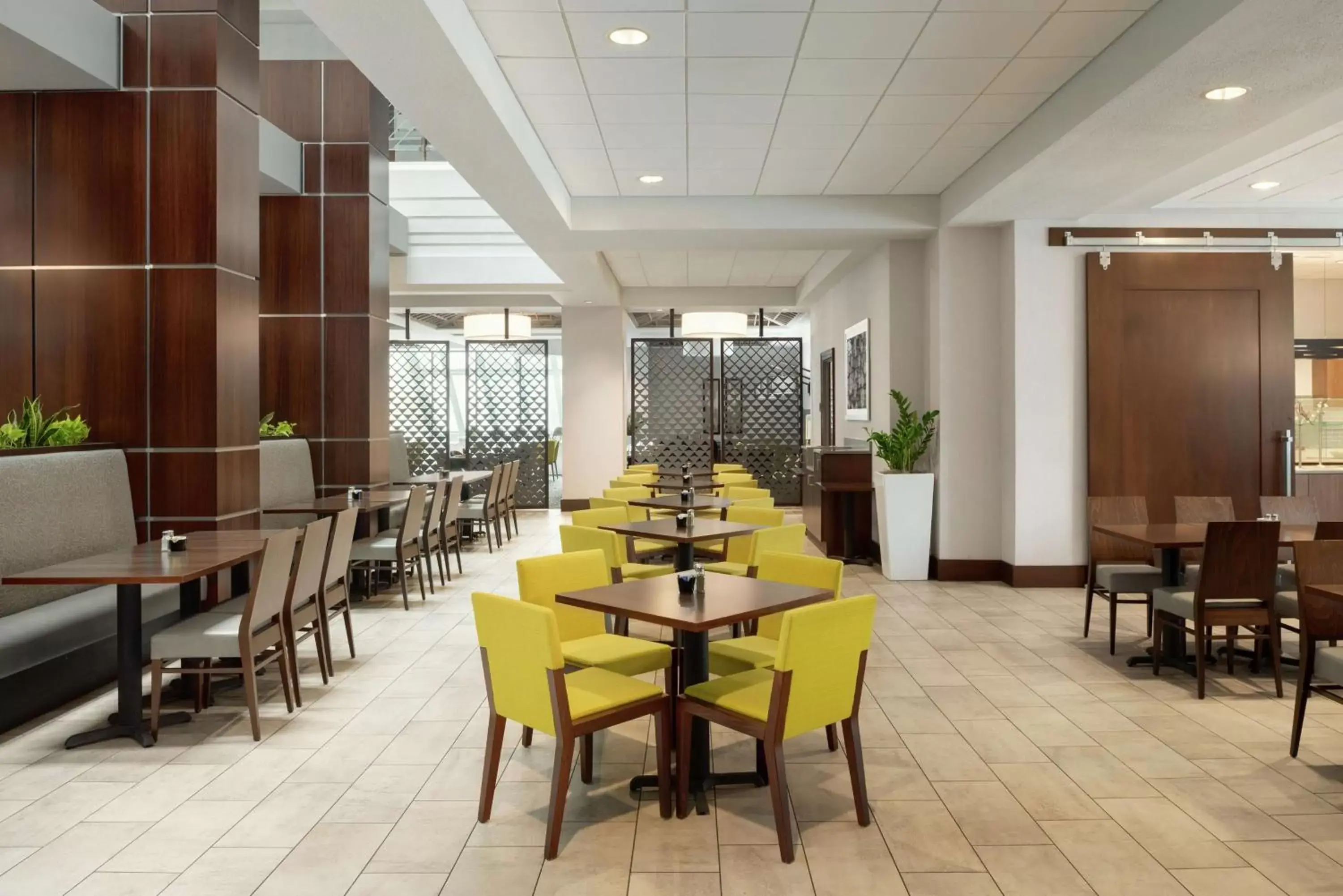 Dining area, Restaurant/Places to Eat in Embassy Suites by Hilton Indianapolis Downtown