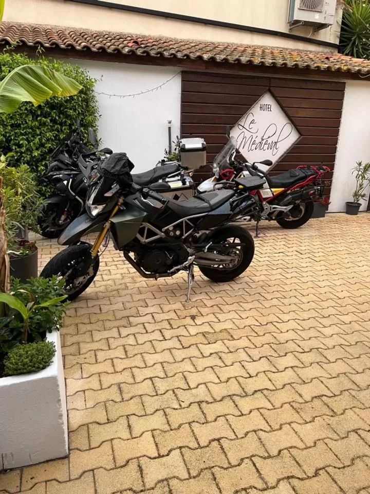 Parking in Hôtel Le Médiéval - Parking inclus & accueil vélo