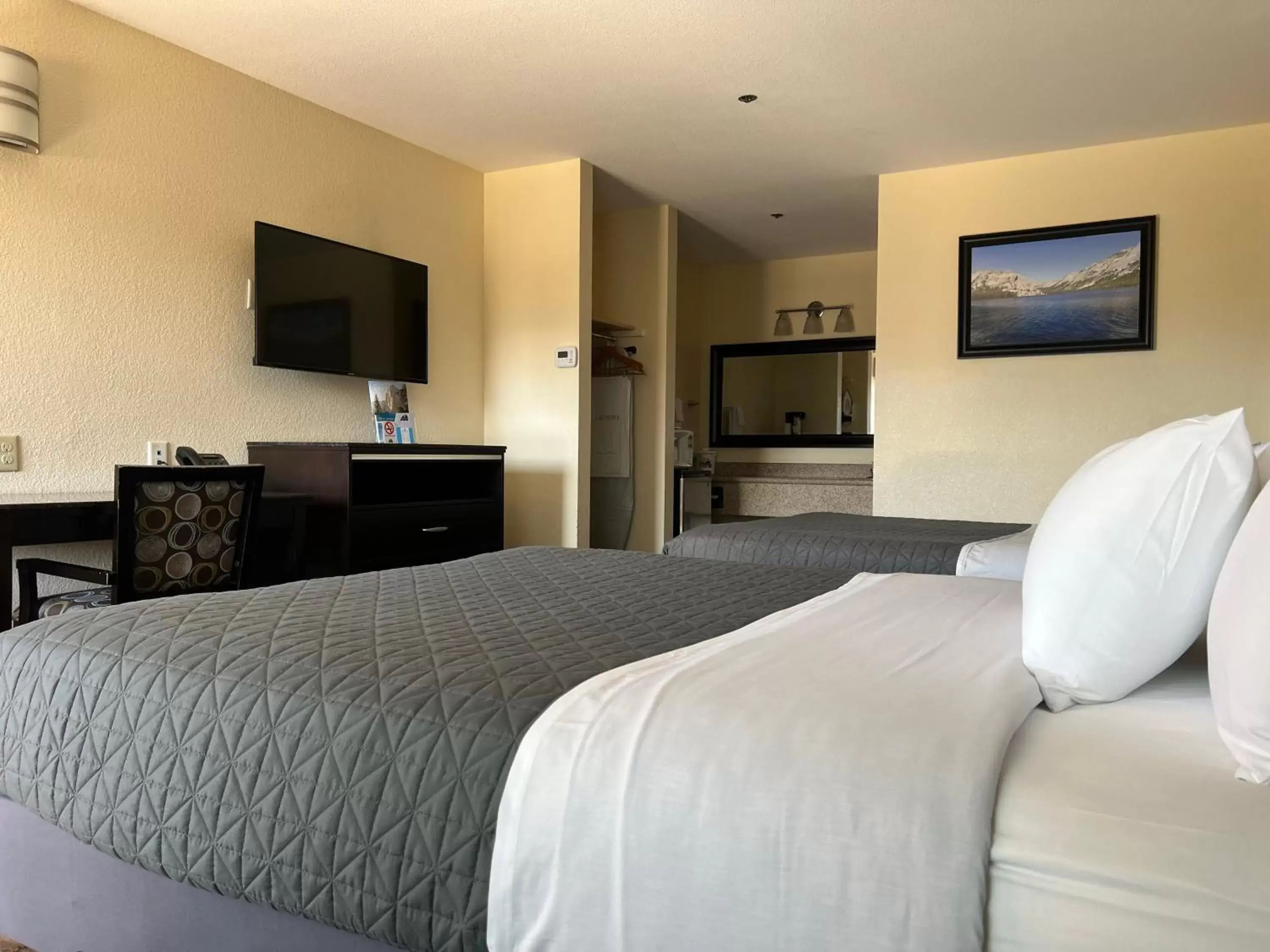 Photo of the whole room, Bed in Yosemite Sierra Inn Photo of the whole room, Bed in Yosemite Sierra Inn