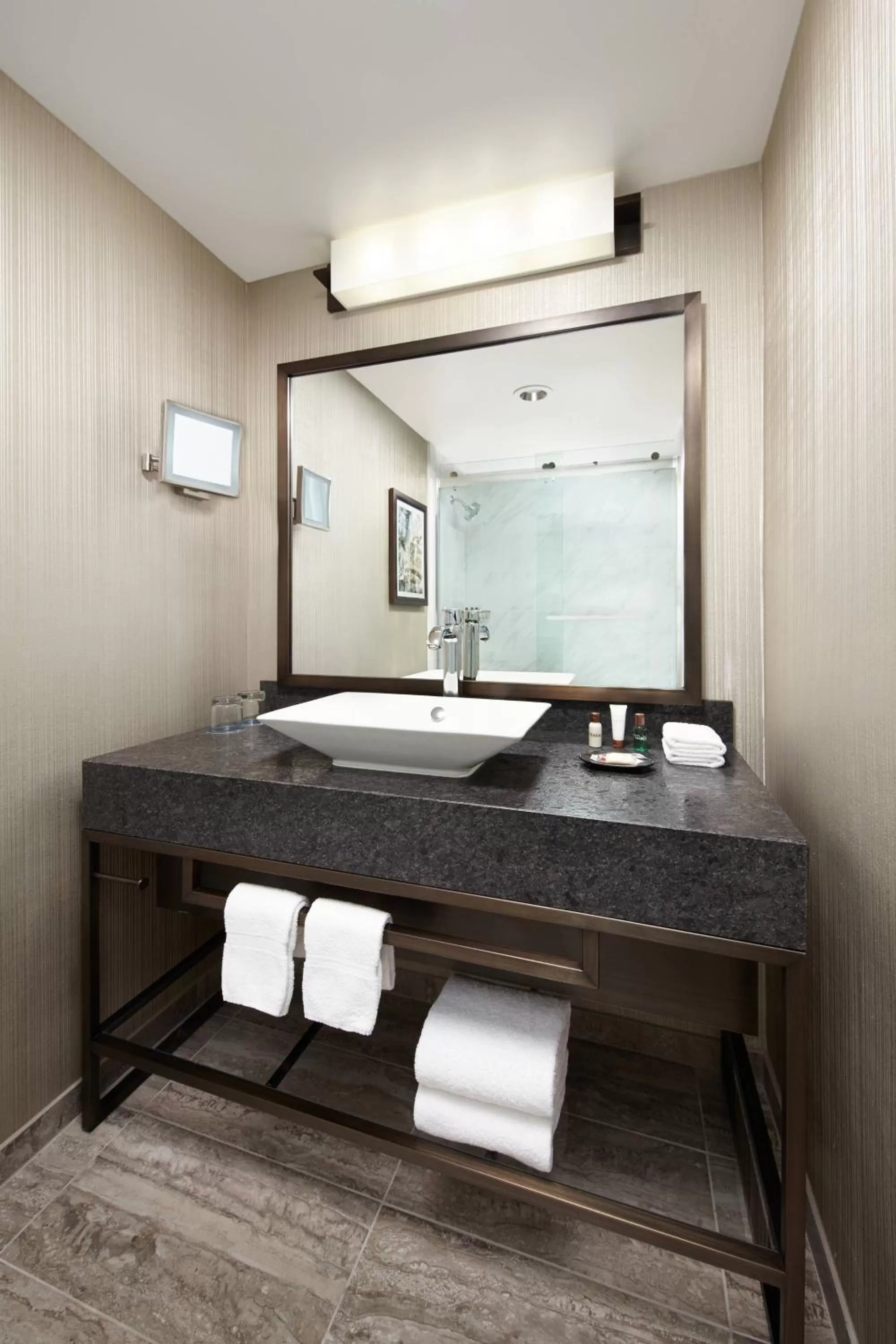 Guest room, 2 Double in Sheraton Gateway Los Angeles Hotel