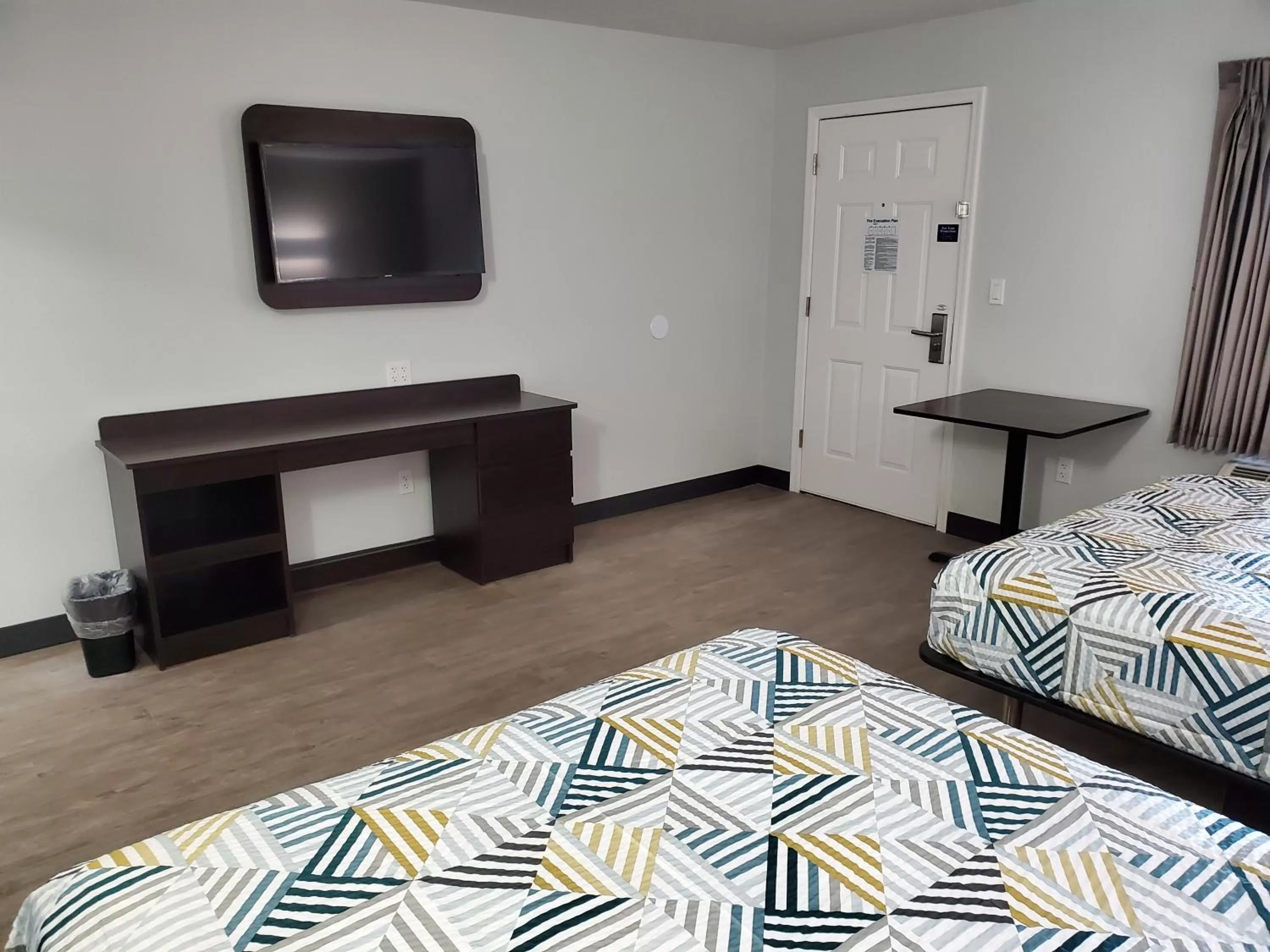 Photo of the whole room, Bed in Motel 6-Show Low, AZ