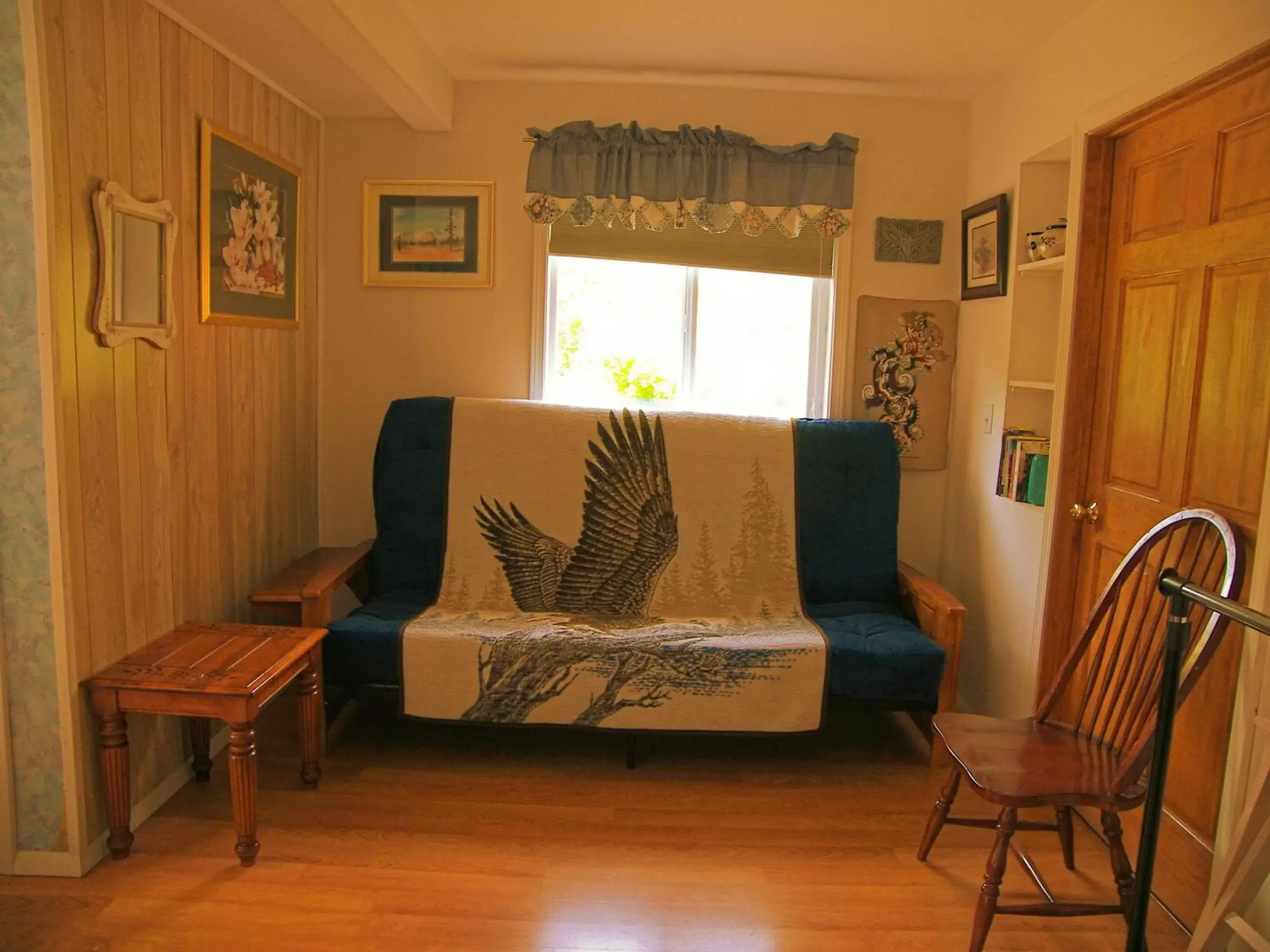 Bed, Seating Area in Grace and Bill's Freedom Hills B&B