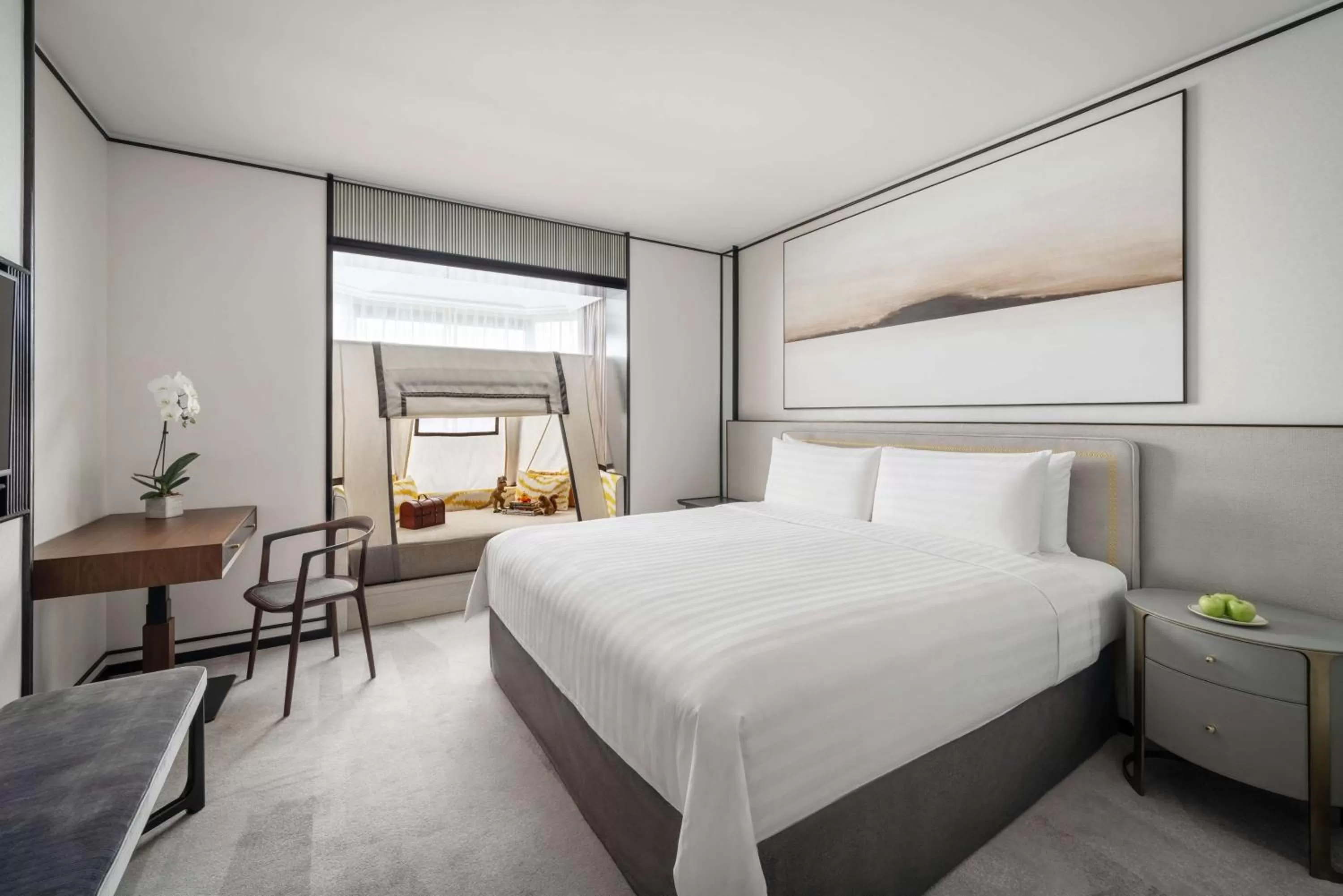 Photo of the whole room, Bed in Shangri-La Singapore