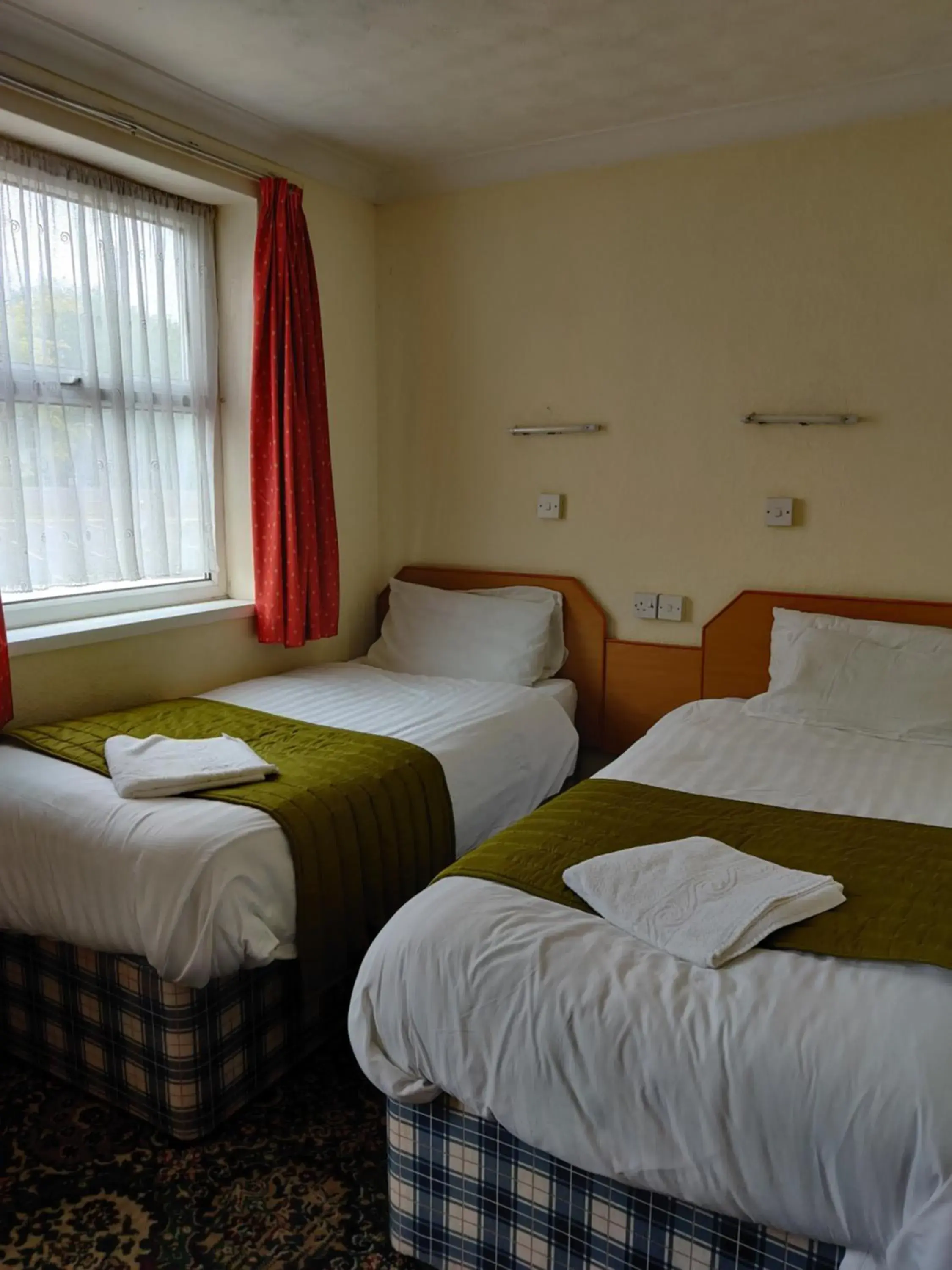 Bedroom, Bed in Inglewood Palm Hotel, Abbey Sands Torquay